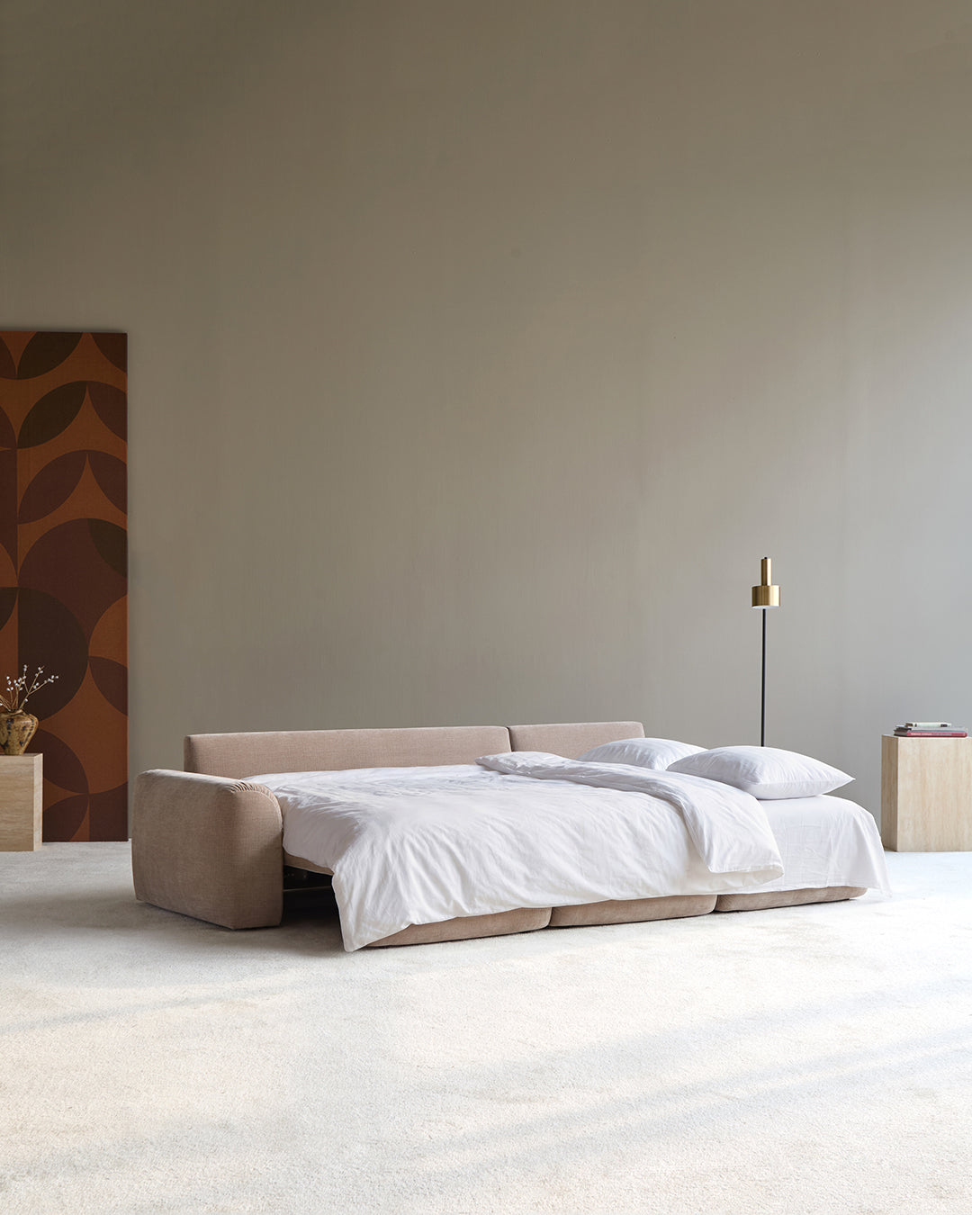 Norum Schlafsofa mit Chaiselongue und Chunky-Armlehnen in 417 Esina Mocha präsentiert im Onlineshop von KAQTU Design AG. Bettsofa rechts ist von Innovation Living