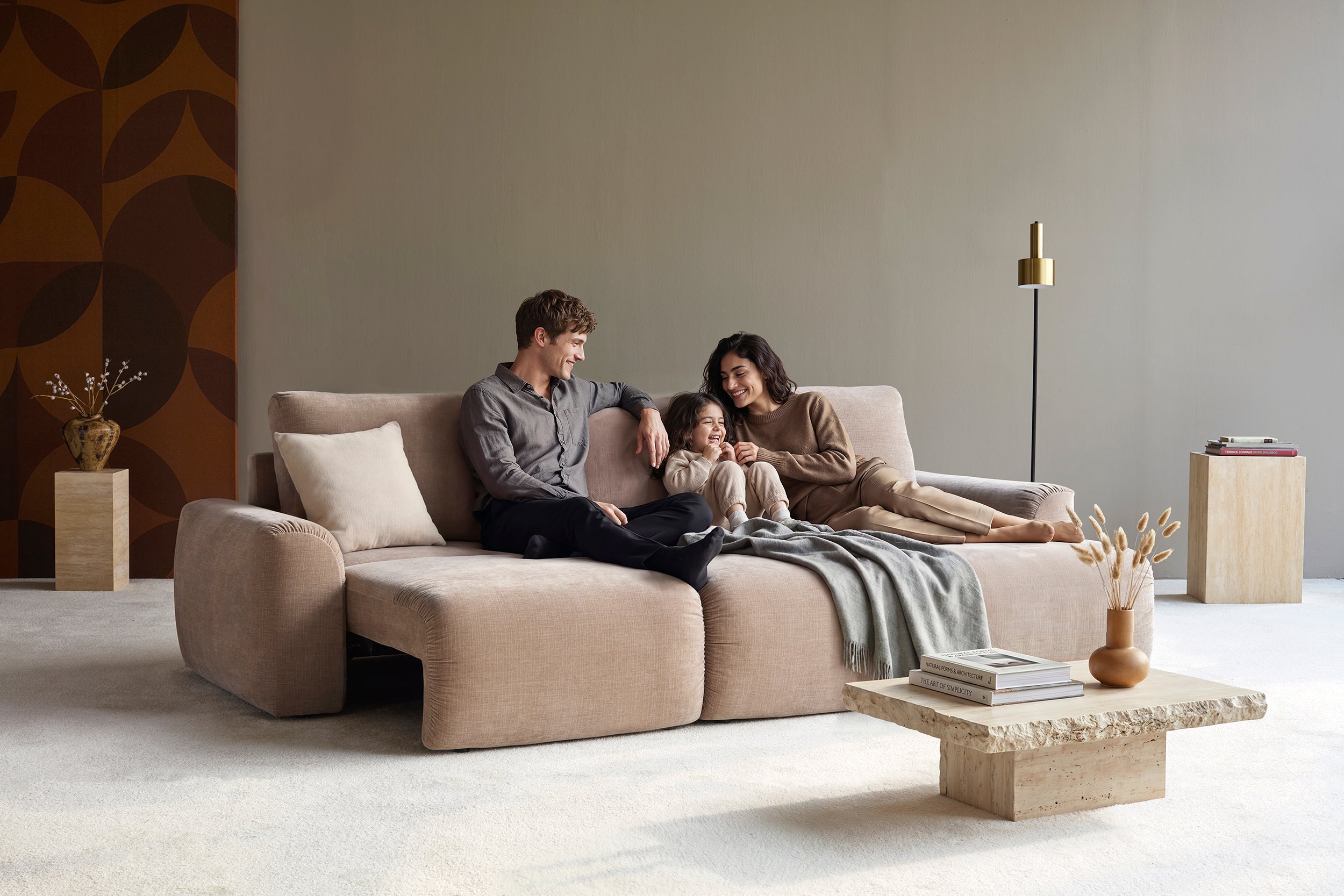 Norum Schlafsofa mit Chaiselongue und Chunky-Armlehnen in 417 Esina Mocha präsentiert im Onlineshop von KAQTU Design AG. Bettsofa rechts ist von Innovation Living