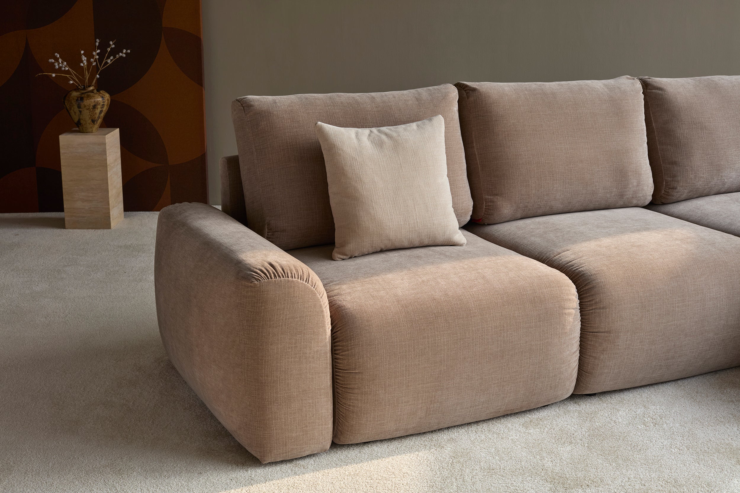 Norum Schlafsofa mit Chaiselongue und Chunky-Armlehnen in 417 Esina Mocha präsentiert im Onlineshop von KAQTU Design AG. Bettsofa rechts ist von Innovation Living