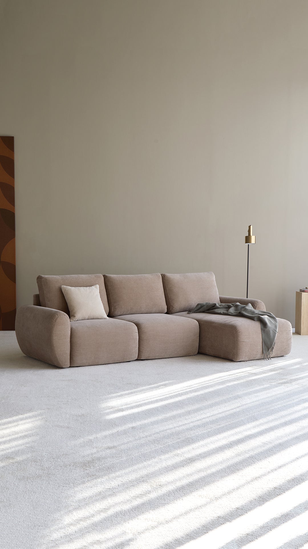 Norum Schlafsofa mit Chaiselongue und Curve-Armlehnen in 417 Esina Mocha präsentiert im Onlineshop von KAQTU Design AG. Bettsofa rechts ist von Innovation Living