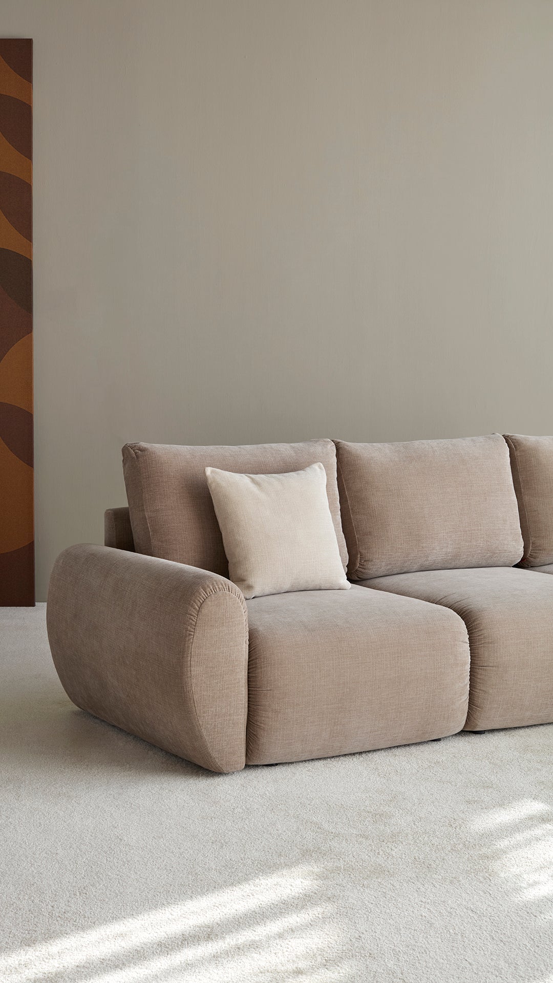 Norum Schlafsofa mit Chaiselongue und Curve-Armlehnen in 417 Esina Mocha präsentiert im Onlineshop von KAQTU Design AG. Bettsofa rechts ist von Innovation Living