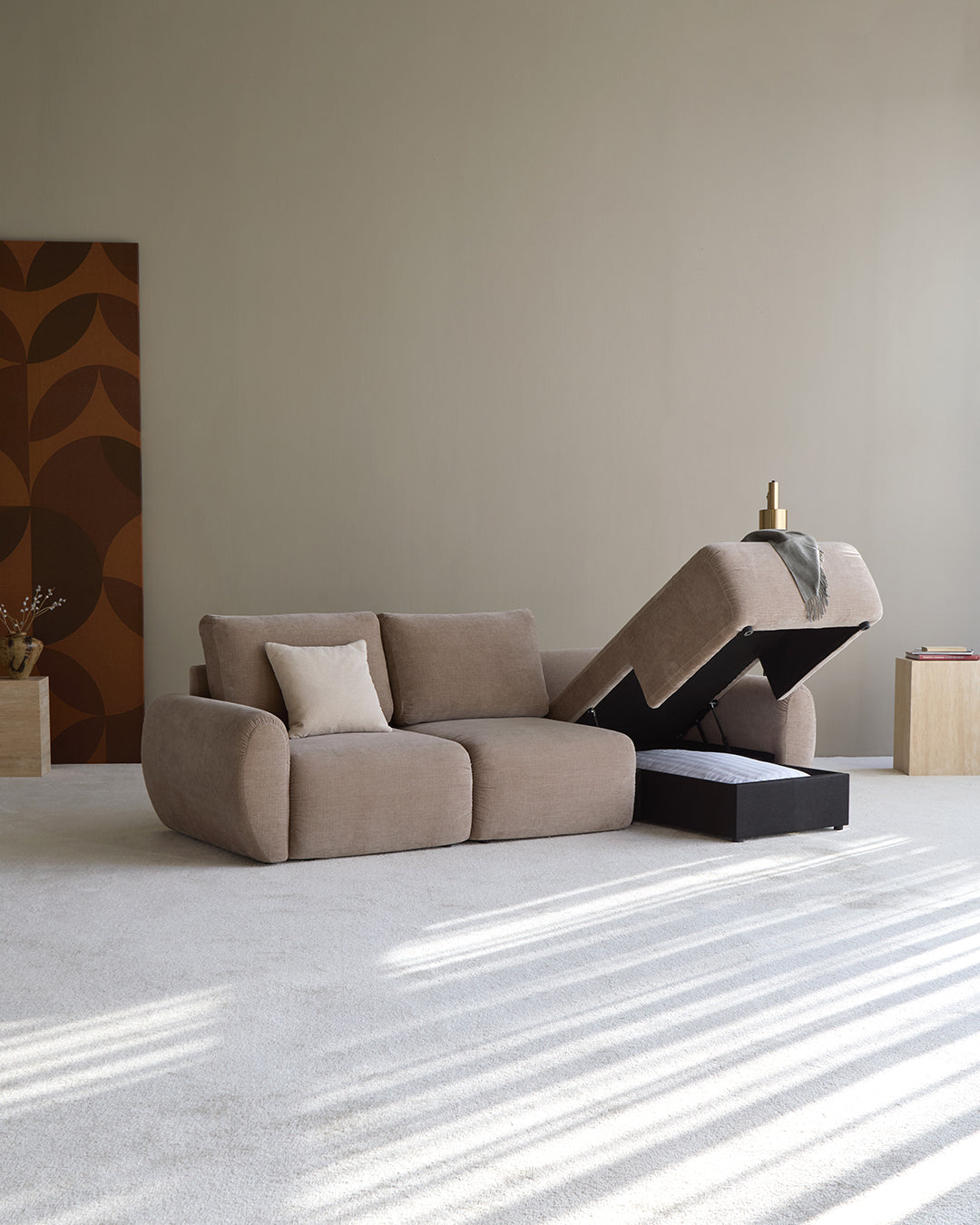 Norum Schlafsofa mit Chaiselongue und Curve-Armlehnen in 417 Esina Mocha präsentiert im Onlineshop von KAQTU Design AG. Bettsofa rechts ist von Innovation Living