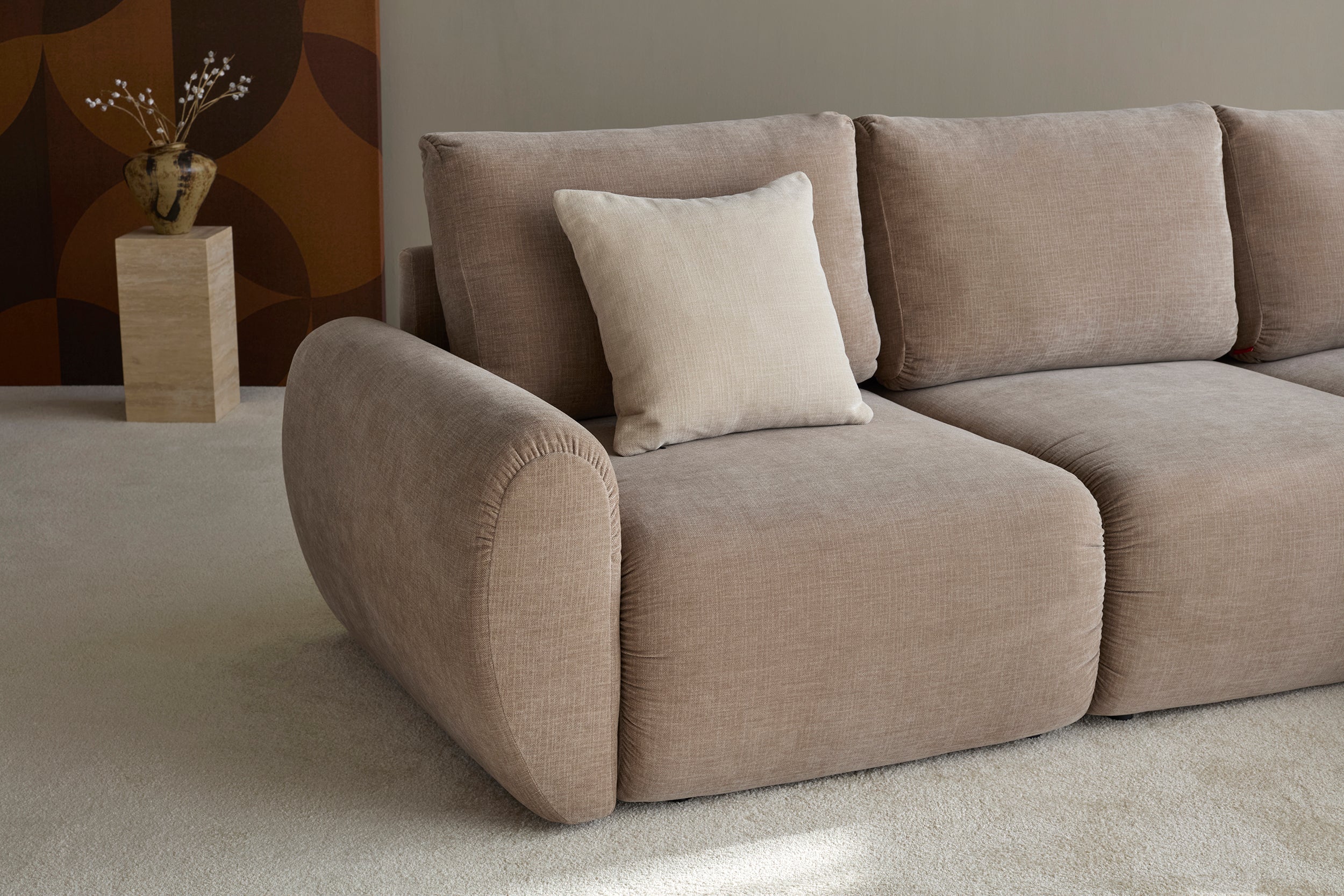 Norum Schlafsofa mit Chaiselongue und Curve-Armlehnen in 417 Esina Mocha präsentiert im Onlineshop von KAQTU Design AG. Bettsofa rechts ist von Innovation Living