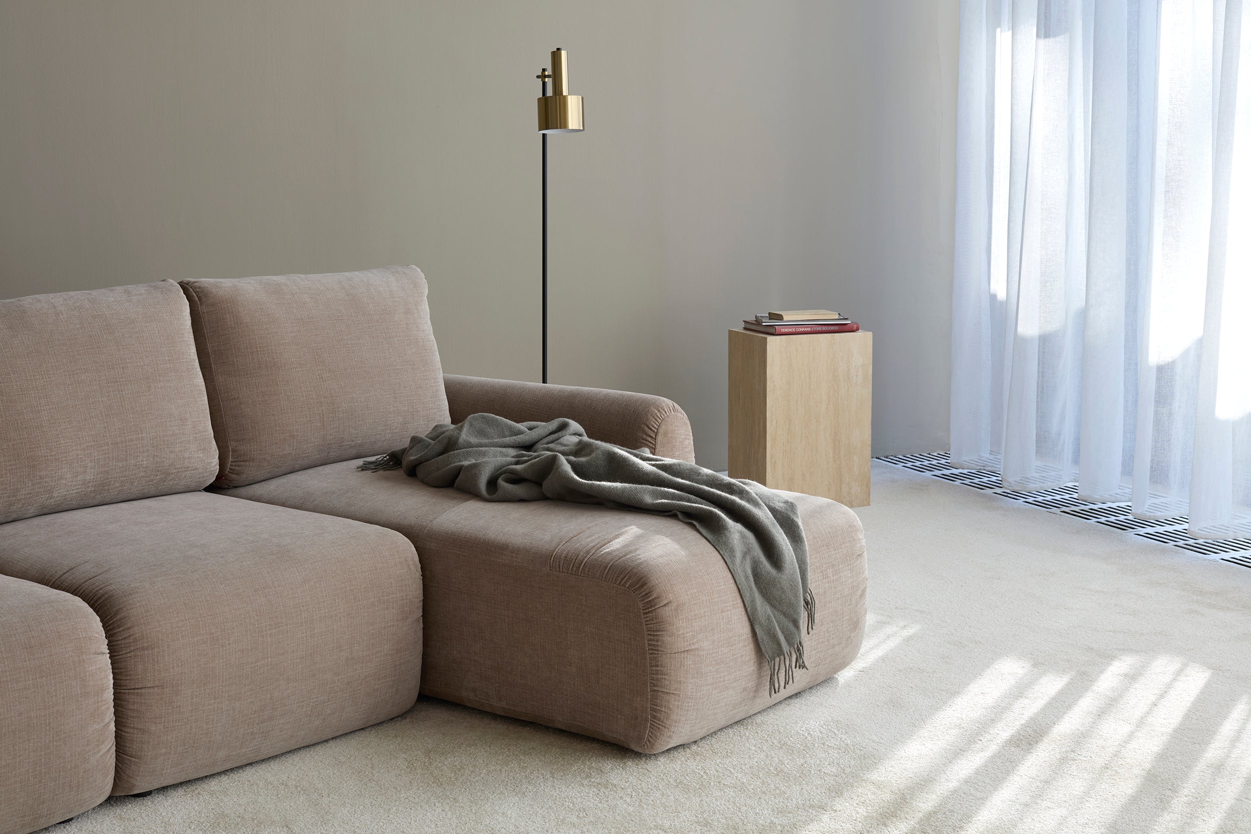 Norum Schlafsofa mit Chaiselongue und Curve-Armlehnen in 417 Esina Mocha präsentiert im Onlineshop von KAQTU Design AG. Bettsofa rechts ist von Innovation Living
