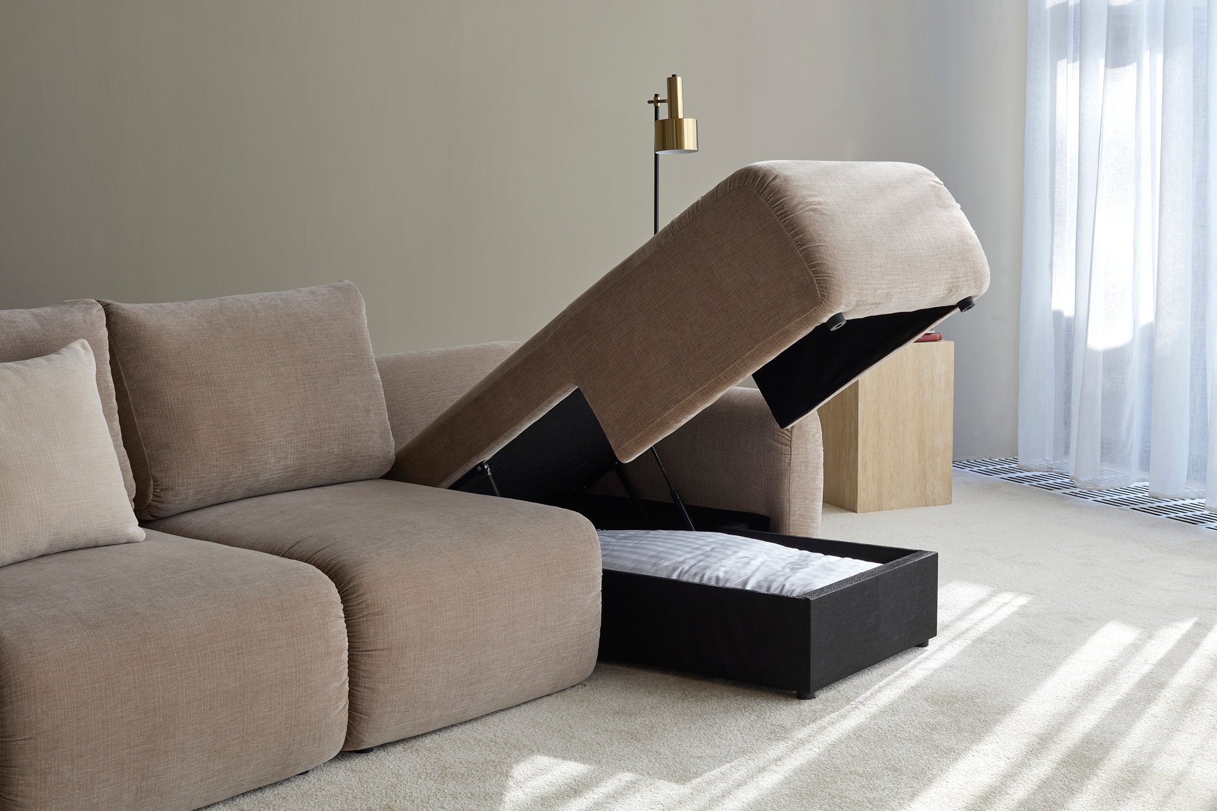 Norum Schlafsofa mit Chaiselongue und Curve-Armlehnen in 417 Esina Mocha präsentiert im Onlineshop von KAQTU Design AG. Bettsofa rechts ist von Innovation Living