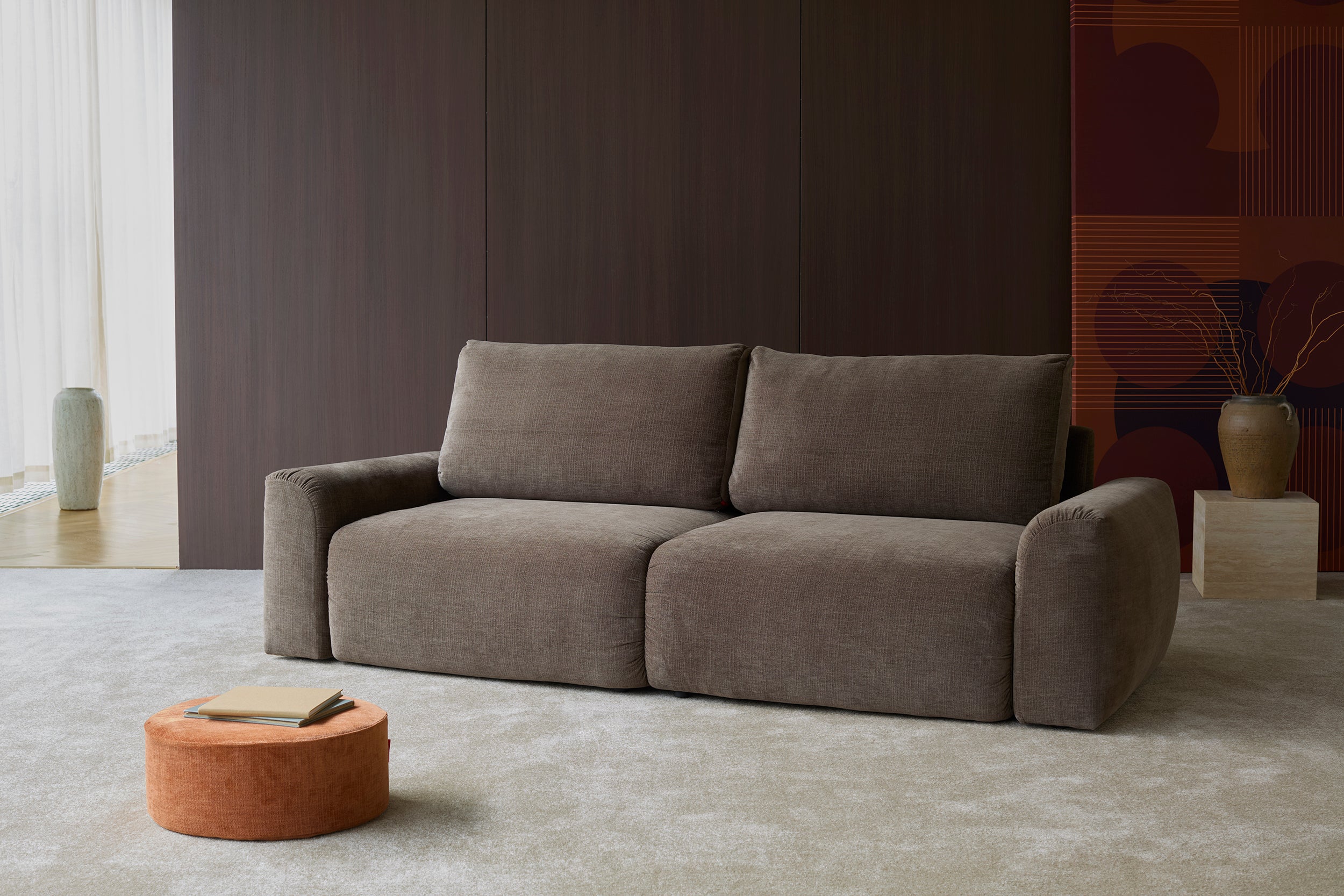 Norum Schlafsofa mit Chunky-Armlehnen in 411 Esina Cedar Brown präsentiert im Onlineshop von KAQTU Design AG. Bettsofa ist von Innovation Living