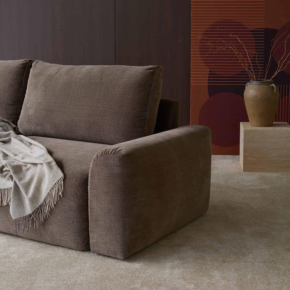Norum Schlafsofa mit Chunky-Armlehnen in 411 Esina Cedar Brown präsentiert im Onlineshop von KAQTU Design AG. Bettsofa ist von Innovation Living