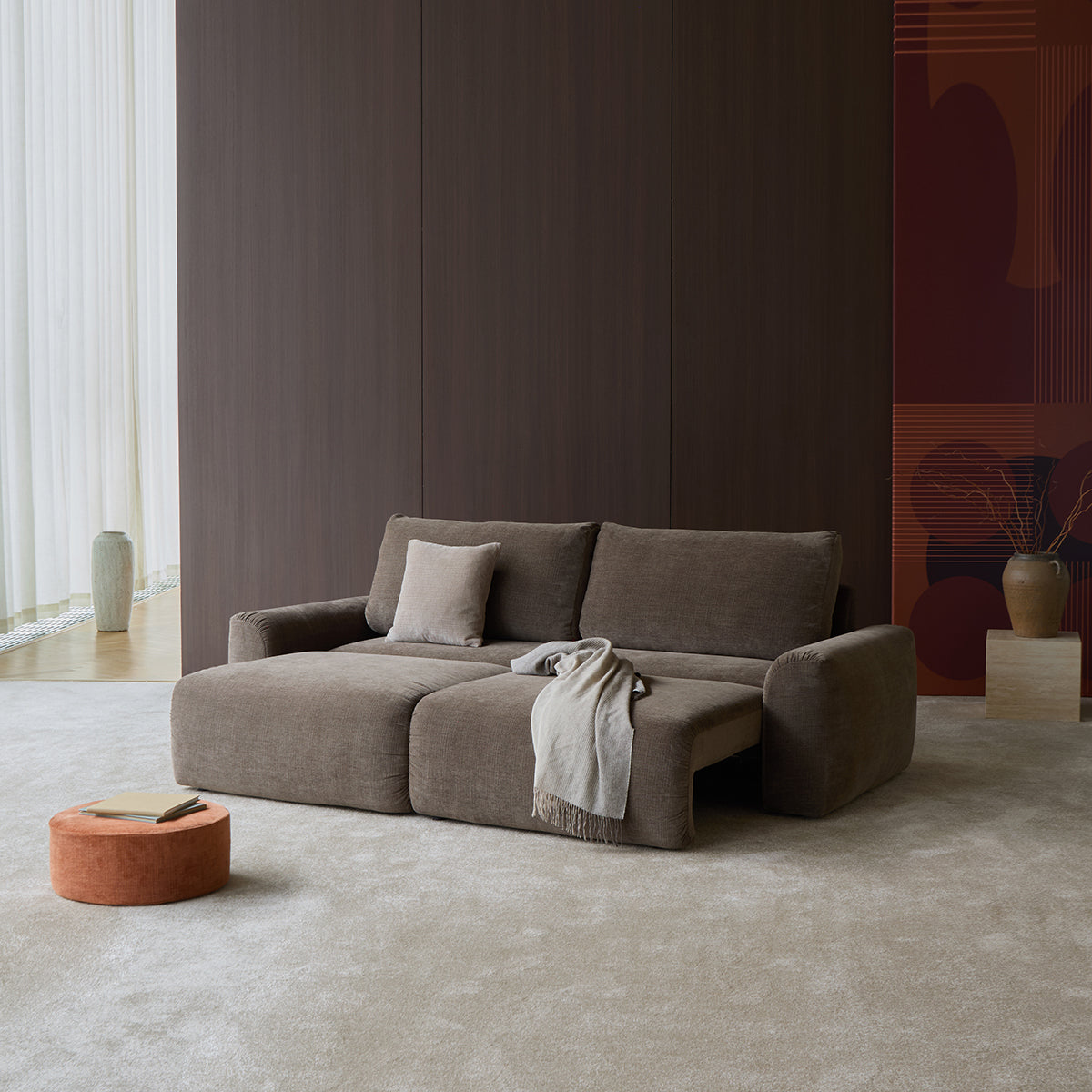 Norum Schlafsofa mit Chunky-Armlehnen in 411 Esina Cedar Brown präsentiert im Onlineshop von KAQTU Design AG. Bettsofa ist von Innovation Living