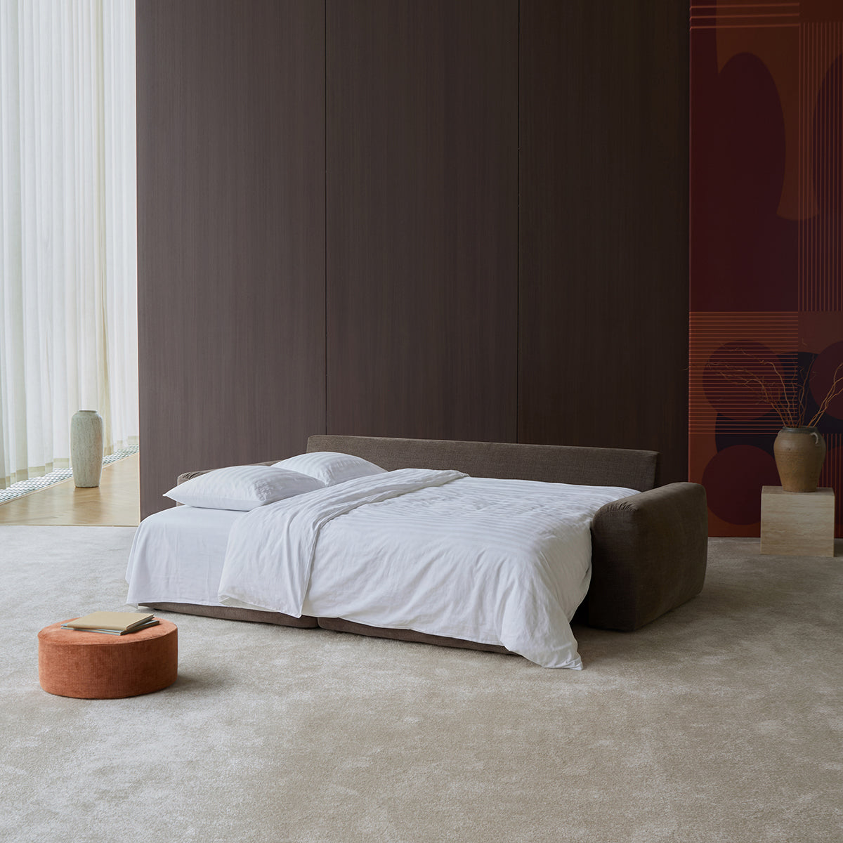 Norum Schlafsofa mit Chunky-Armlehnen in 411 Esina Cedar Brown präsentiert im Onlineshop von KAQTU Design AG. Bettsofa ist von Innovation Living