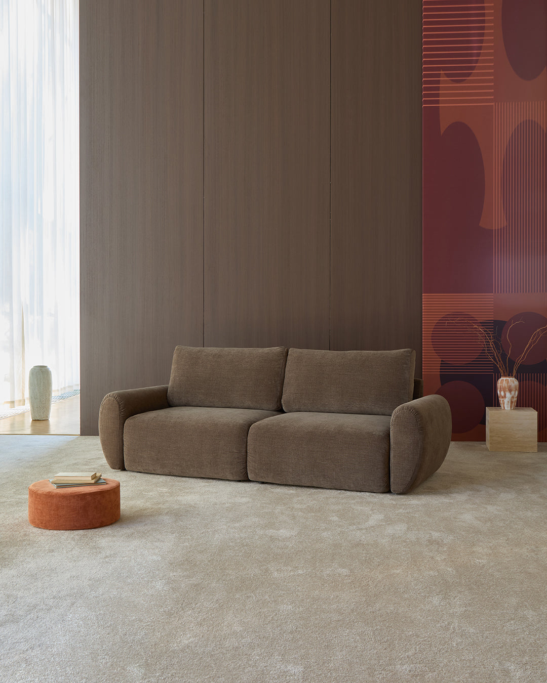 Norum Schlafsofa mit Curve-Armlehnen in 411 Esina Cedar Brown präsentiert im Onlineshop von KAQTU Design AG. Bettsofa ist von Innovation Living
