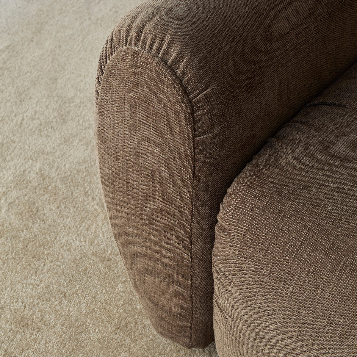 Norum Schlafsofa mit Curve-Armlehnen in 411 Esina Cedar Brown präsentiert im Onlineshop von KAQTU Design AG. Bettsofa ist von Innovation Living