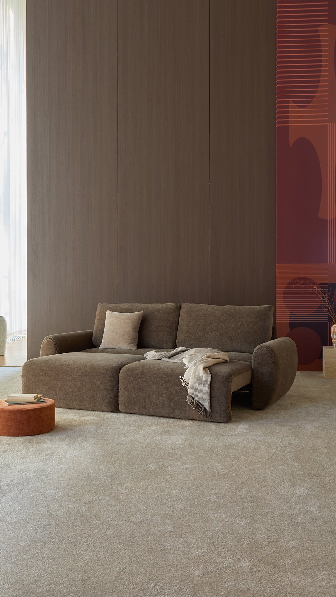 Norum Schlafsofa mit Curve-Armlehnen in 411 Esina Cedar Brown präsentiert im Onlineshop von KAQTU Design AG. Bettsofa ist von Innovation Living