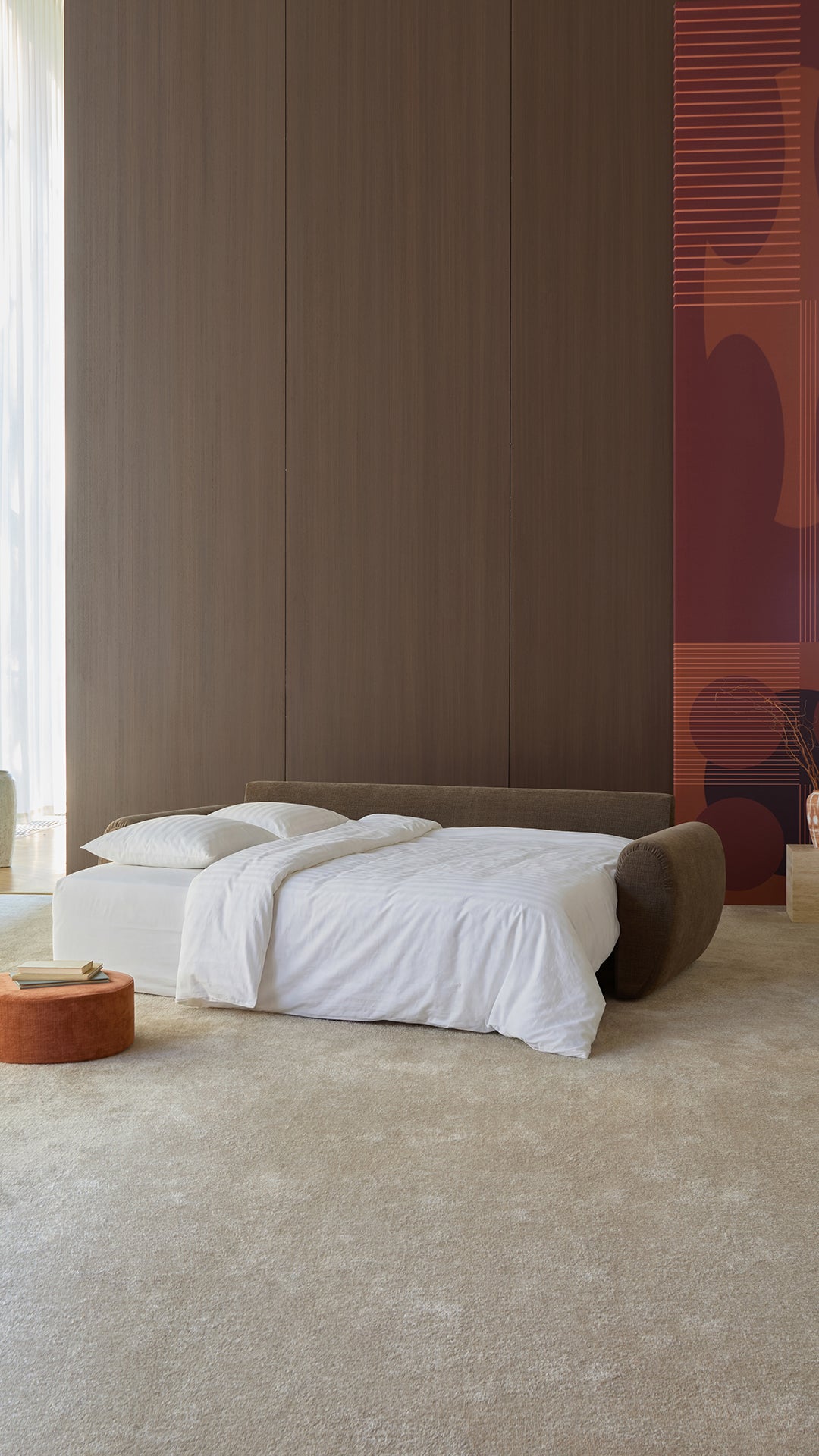 Norum Schlafsofa mit Curve-Armlehnen in 411 Esina Cedar Brown präsentiert im Onlineshop von KAQTU Design AG. Bettsofa ist von Innovation Living