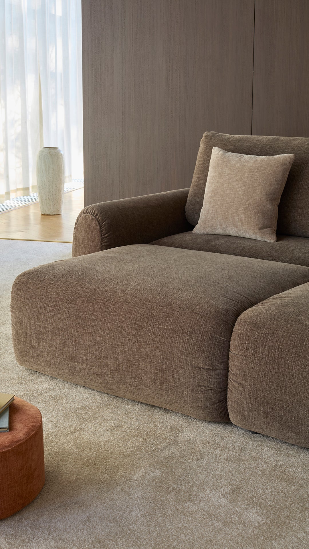 Norum Schlafsofa mit Curve-Armlehnen in 411 Esina Cedar Brown präsentiert im Onlineshop von KAQTU Design AG. Bettsofa ist von Innovation Living