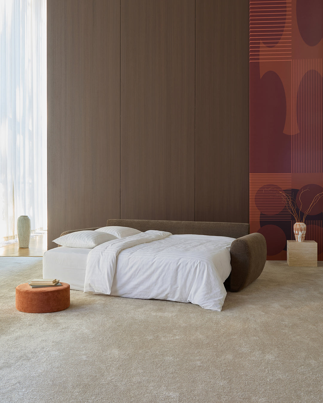 Norum Schlafsofa mit Curve-Armlehnen in 411 Esina Cedar Brown präsentiert im Onlineshop von KAQTU Design AG. Bettsofa ist von Innovation Living