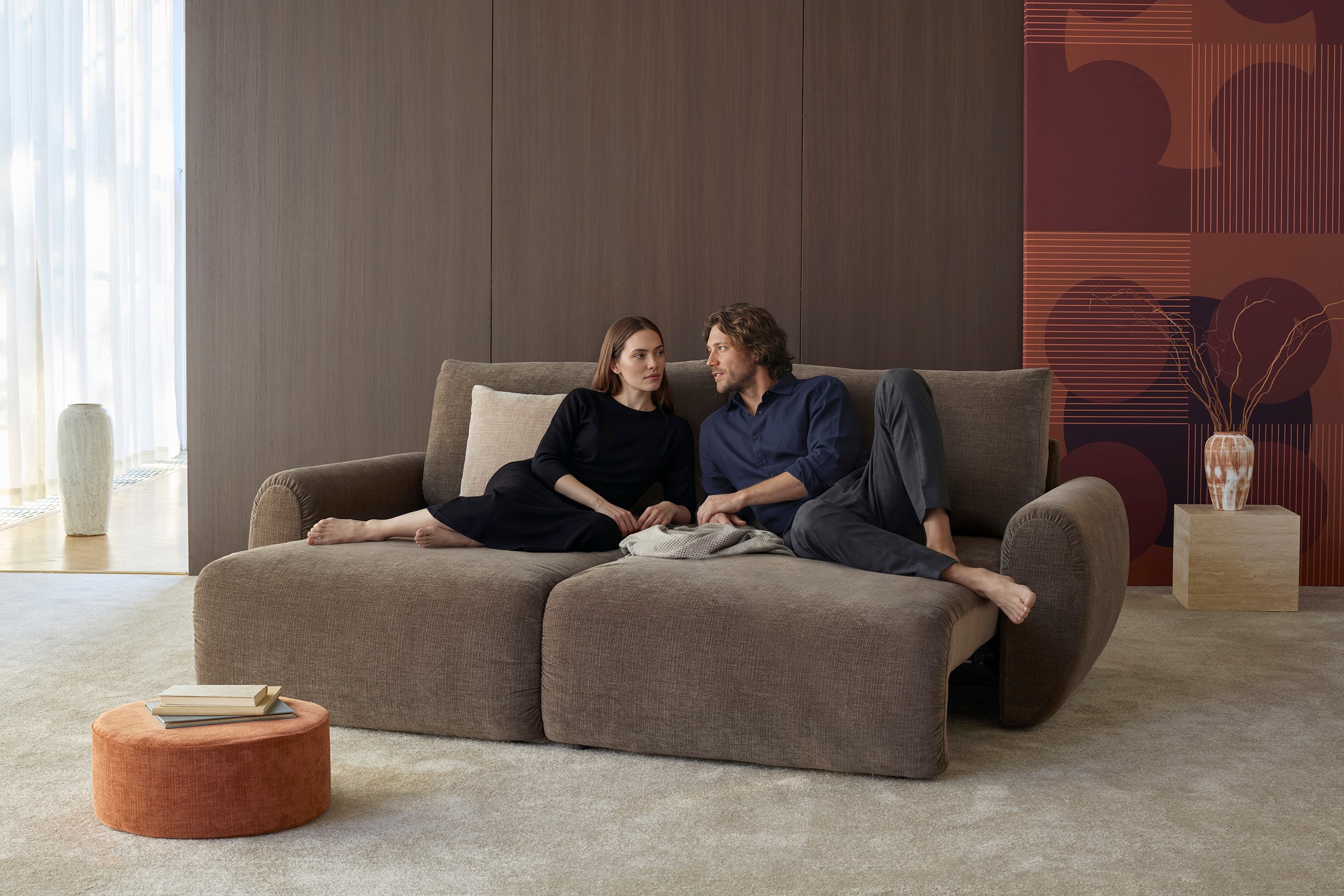 Norum Schlafsofa mit Curve-Armlehnen in 411 Esina Cedar Brown präsentiert im Onlineshop von KAQTU Design AG. Bettsofa ist von Innovation Living