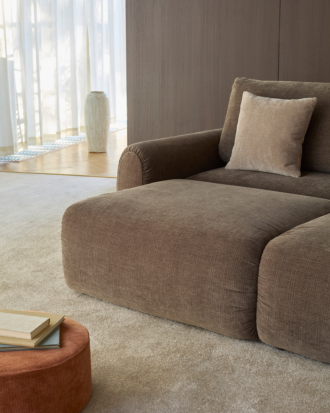 Norum Schlafsofa mit Curve-Armlehnen in 411 Esina Cedar Brown präsentiert im Onlineshop von KAQTU Design AG. Bettsofa ist von Innovation Living