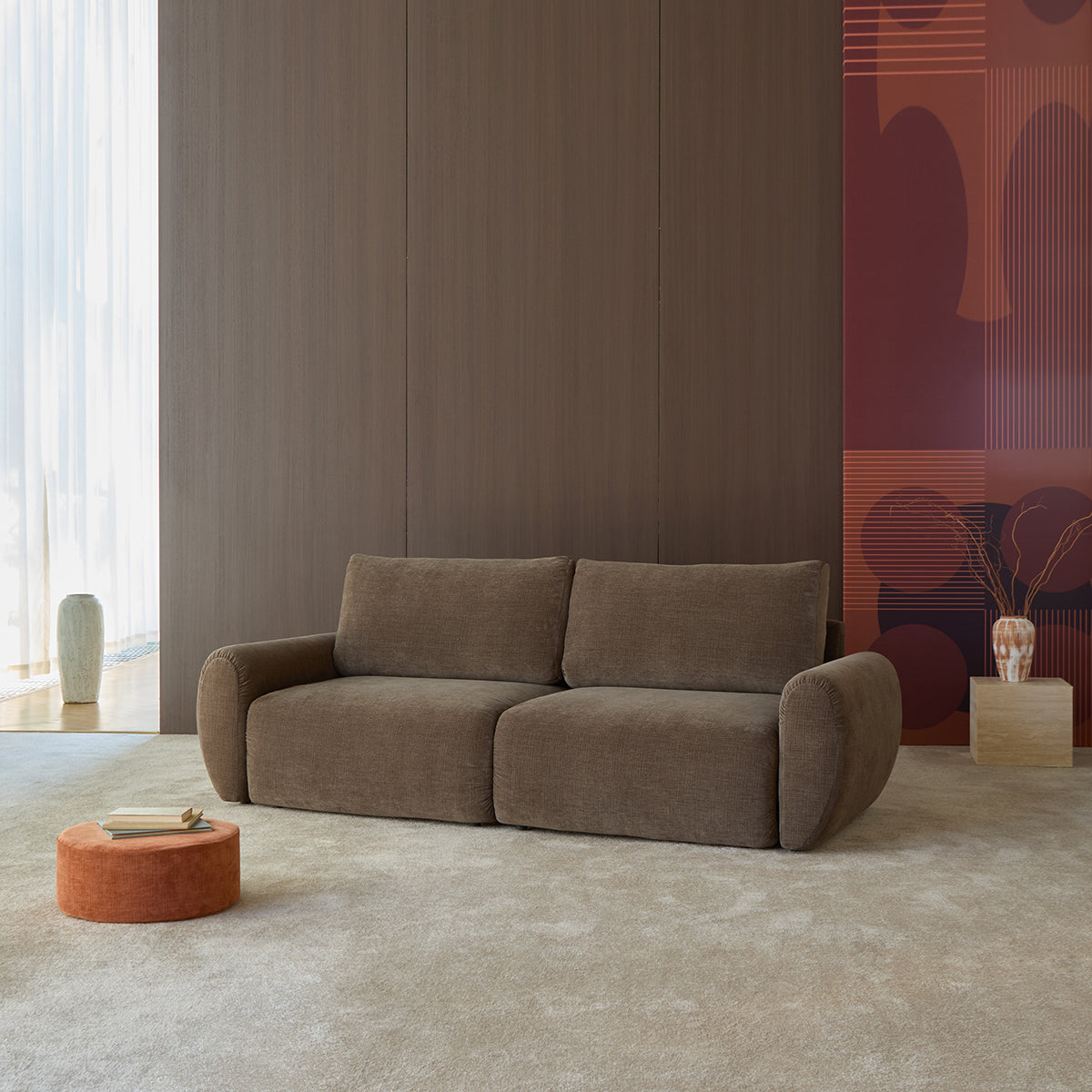 Norum Schlafsofa mit Curve-Armlehnen in 411 Esina Cedar Brown präsentiert im Onlineshop von KAQTU Design AG. Bettsofa ist von Innovation Living