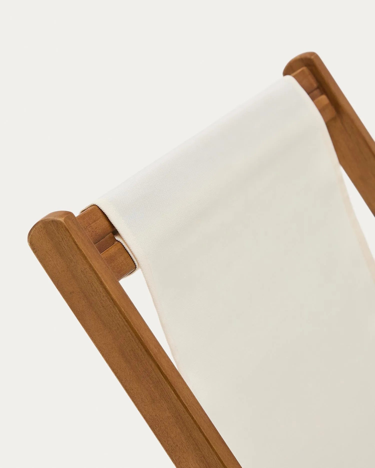 Klappbarer Outdoor-Liegestuhl Adredna für Kinder in Beige aus massivem Akazienholz FSC 100 % in Beige präsentiert im Onlineshop von KAQTU Design AG. Liegestuhl ist von Kave Home