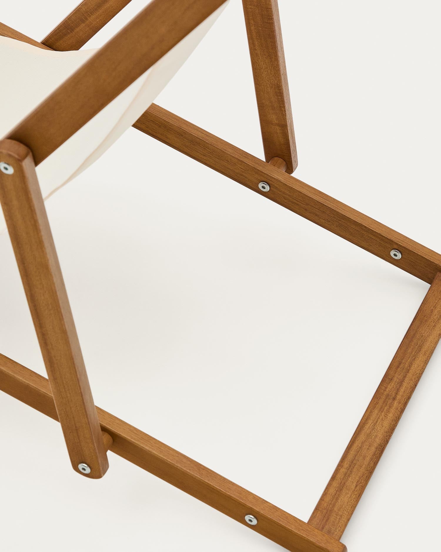 Klappbarer Outdoor-Liegestuhl Adredna für Kinder in Beige aus massivem Akazienholz FSC 100 % in Beige präsentiert im Onlineshop von KAQTU Design AG. Liegestuhl ist von Kave Home
