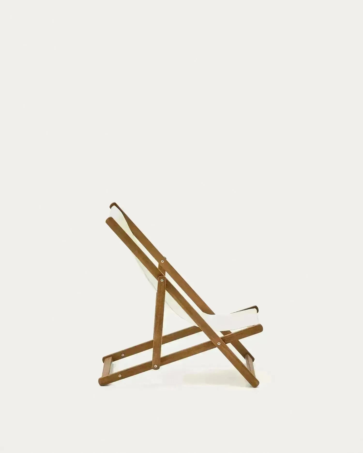 Klappbarer Outdoor-Liegestuhl Adredna für Kinder in Beige aus massivem Akazienholz FSC 100 % in Beige präsentiert im Onlineshop von KAQTU Design AG. Liegestuhl ist von Kave Home