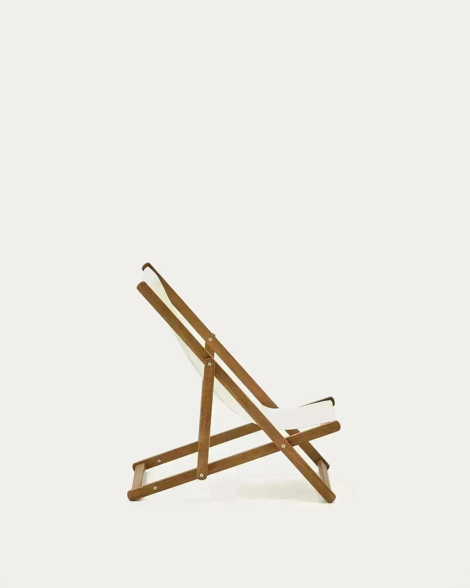 Klappbarer Outdoor-Liegestuhl Adredna für Kinder in Beige aus massivem Akazienholz FSC 100 % in Beige präsentiert im Onlineshop von KAQTU Design AG. Liegestuhl ist von Kave Home