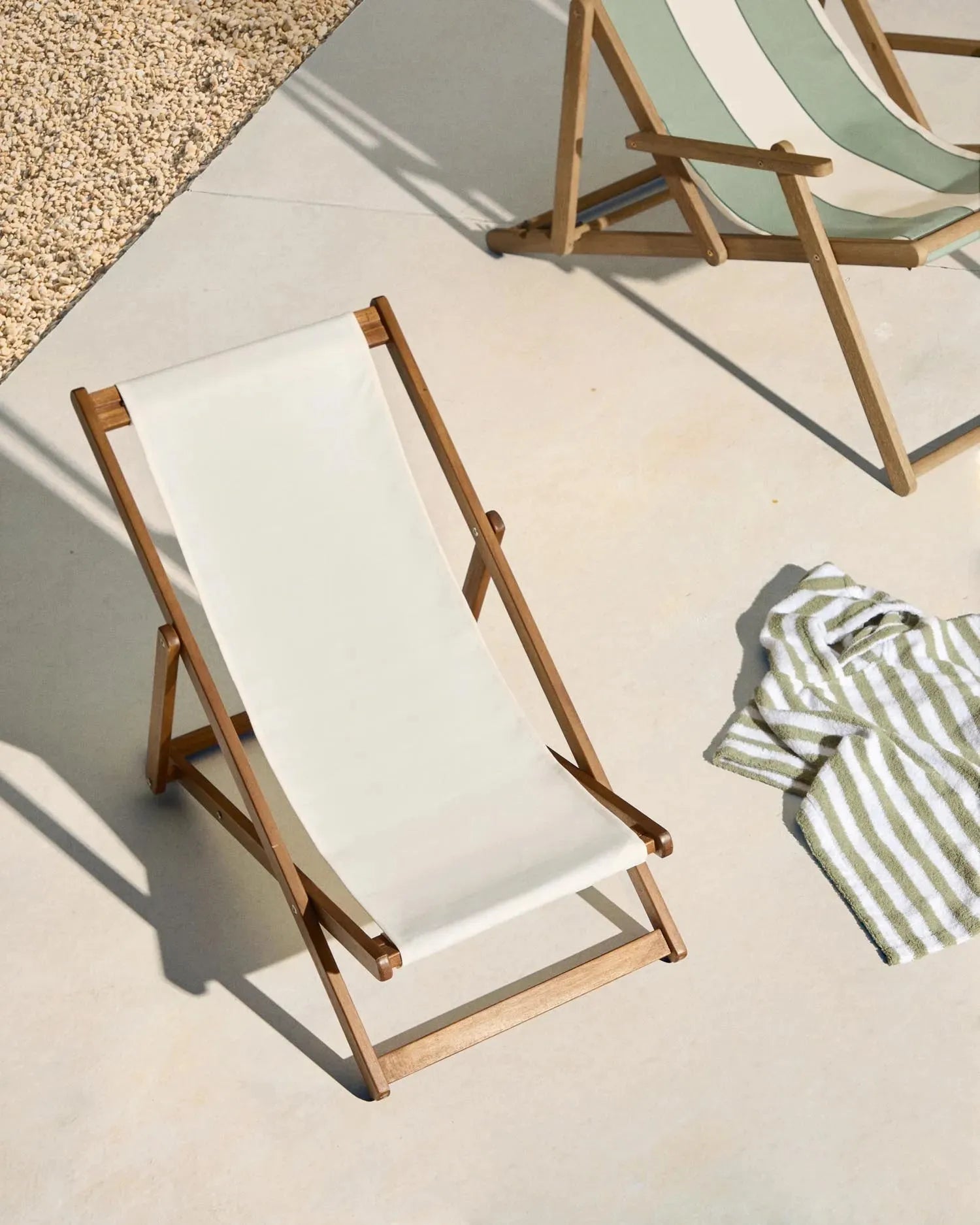 Klappbarer Outdoor-Liegestuhl Adredna für Kinder in Beige aus massivem Akazienholz FSC 100 % in Beige präsentiert im Onlineshop von KAQTU Design AG. Liegestuhl ist von Kave Home