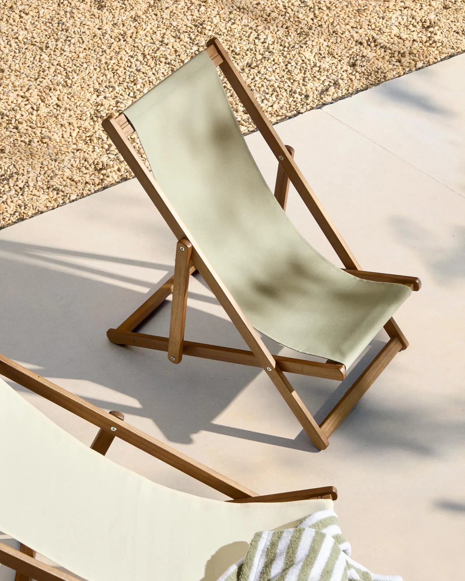 Klappbarer Outdoor-Liegestuhl Adredna für Kinder in Grün aus massivem Akazienholz FSC 100 % in Grün präsentiert im Onlineshop von KAQTU Design AG. Liegestuhl ist von Kave Home