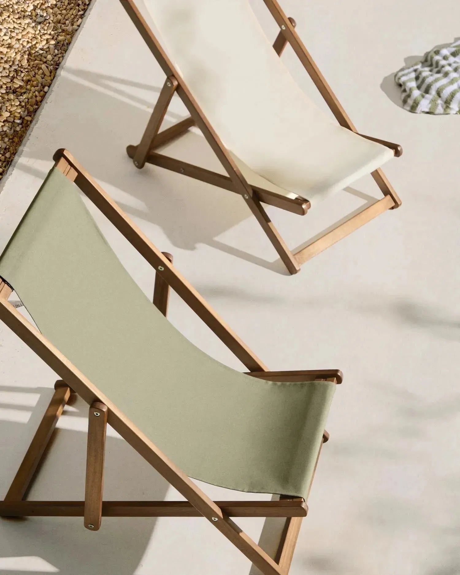 Klappbarer Outdoor-Liegestuhl Adredna für Kinder in Grün aus massivem Akazienholz FSC 100 % in Grün präsentiert im Onlineshop von KAQTU Design AG. Liegestuhl ist von Kave Home
