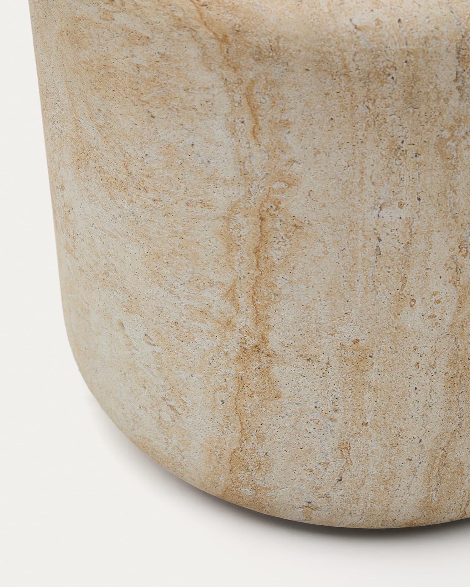Eleganter Beistelltisch Drasi aus Zement mit travertinartigem Finish, Ø 46 cm, perfekt für moderne Wohnräume, von Kave Home.