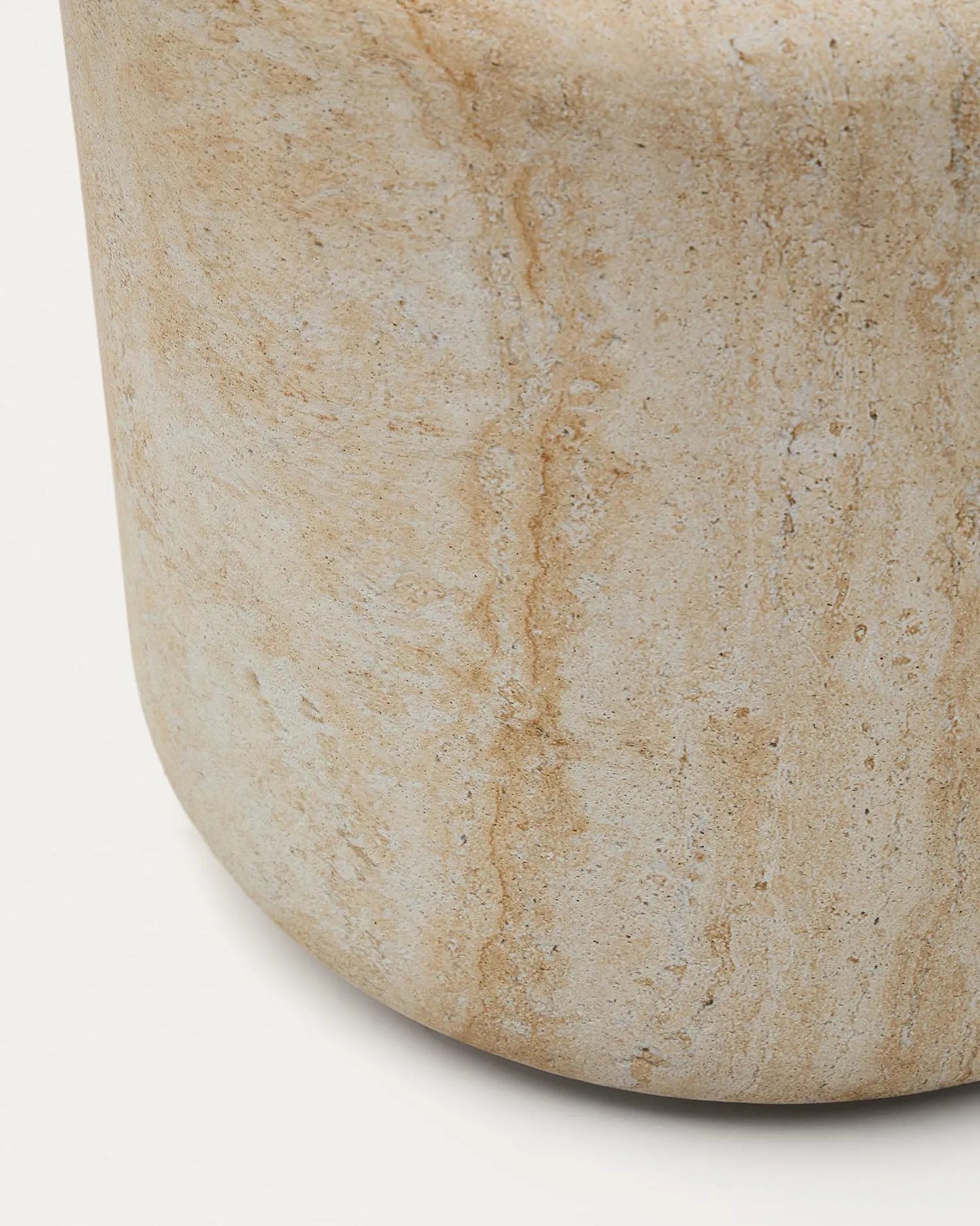 Moderner Beistelltisch Drasi aus Zement mit travertinähnlichem Finish, Ø 46 cm, ideal für stilvolle Wohnräume, von Kave Home.