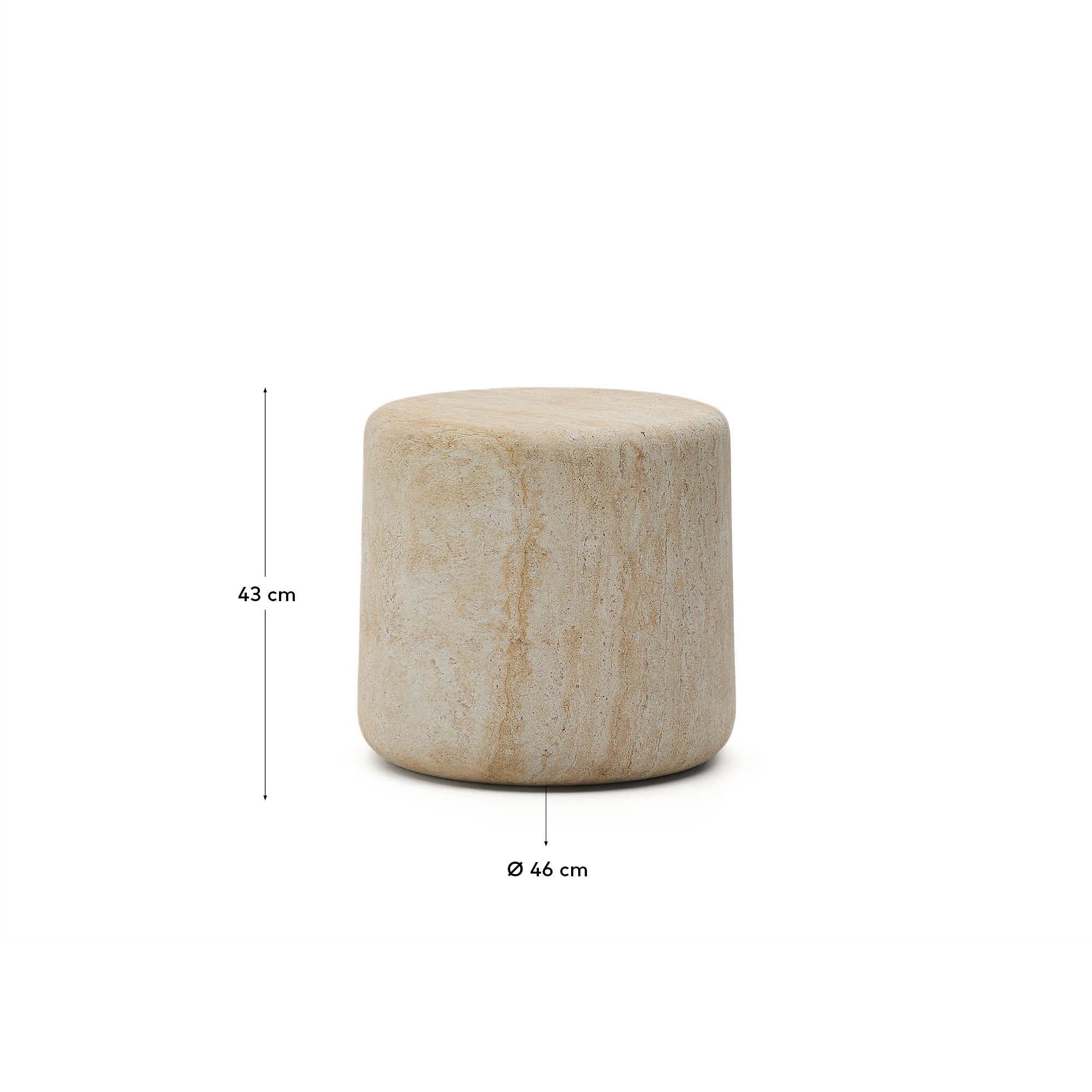 Eleganter Beistelltisch Drasi aus Zement mit travertinartigem Finish, Ø 46 cm, perfekt für moderne Wohnräume, von Kave Home.