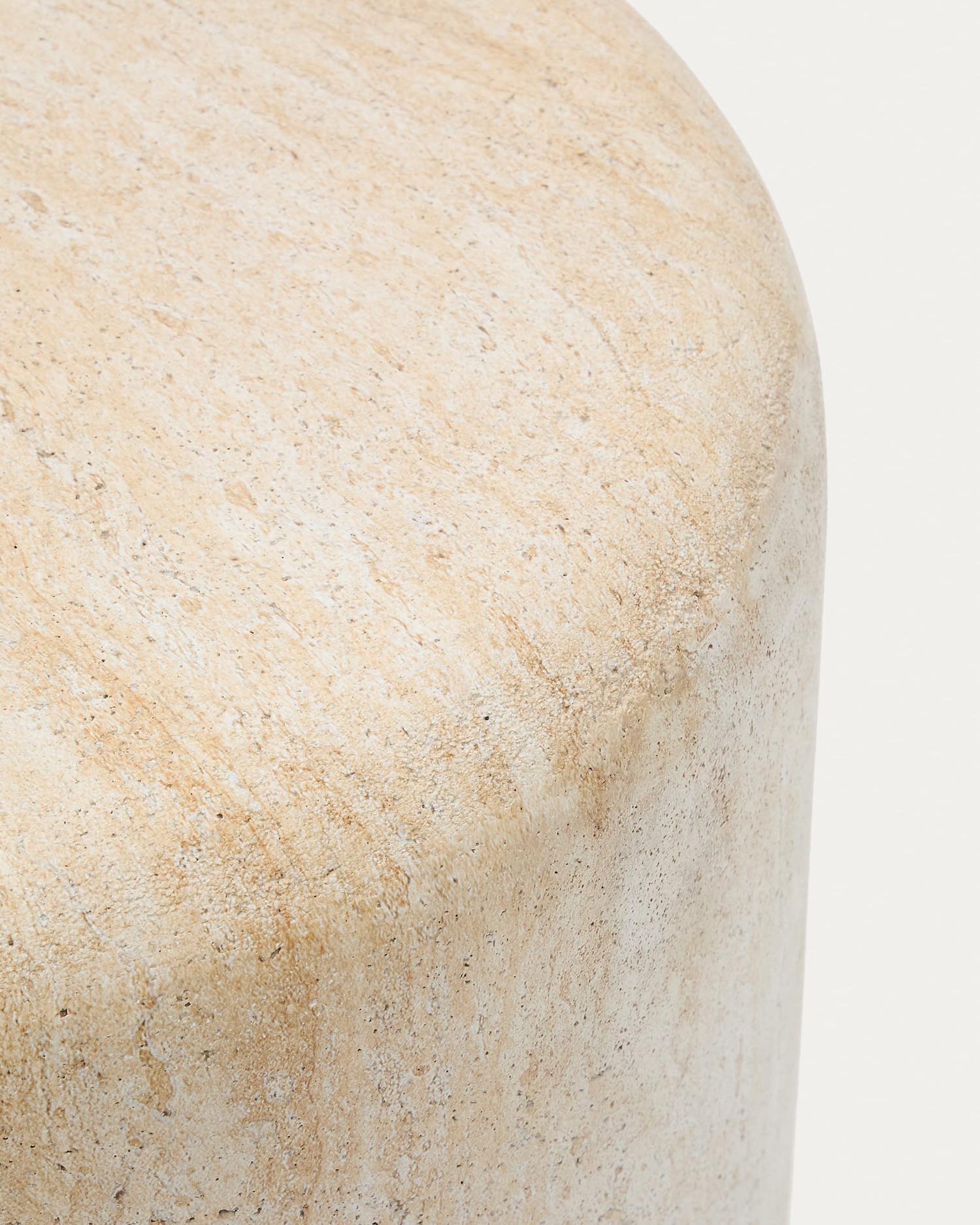 Eleganter Beistelltisch Drasi aus Zement mit Travertin-Finish, Ø 60 cm, von Kave Home. Perfekt für moderne Wohnräume.