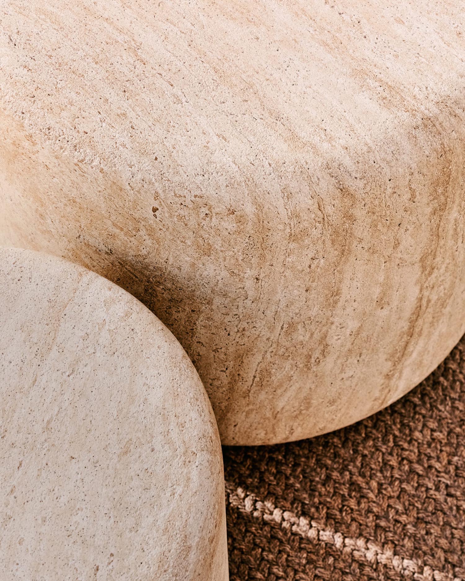 Robuster Beistelltisch Drasi aus Zement mit stilvollem Travertinfinish, perfekt für Garten und Wohnzimmer, pflegeleicht und vielseitig einsetzbar.