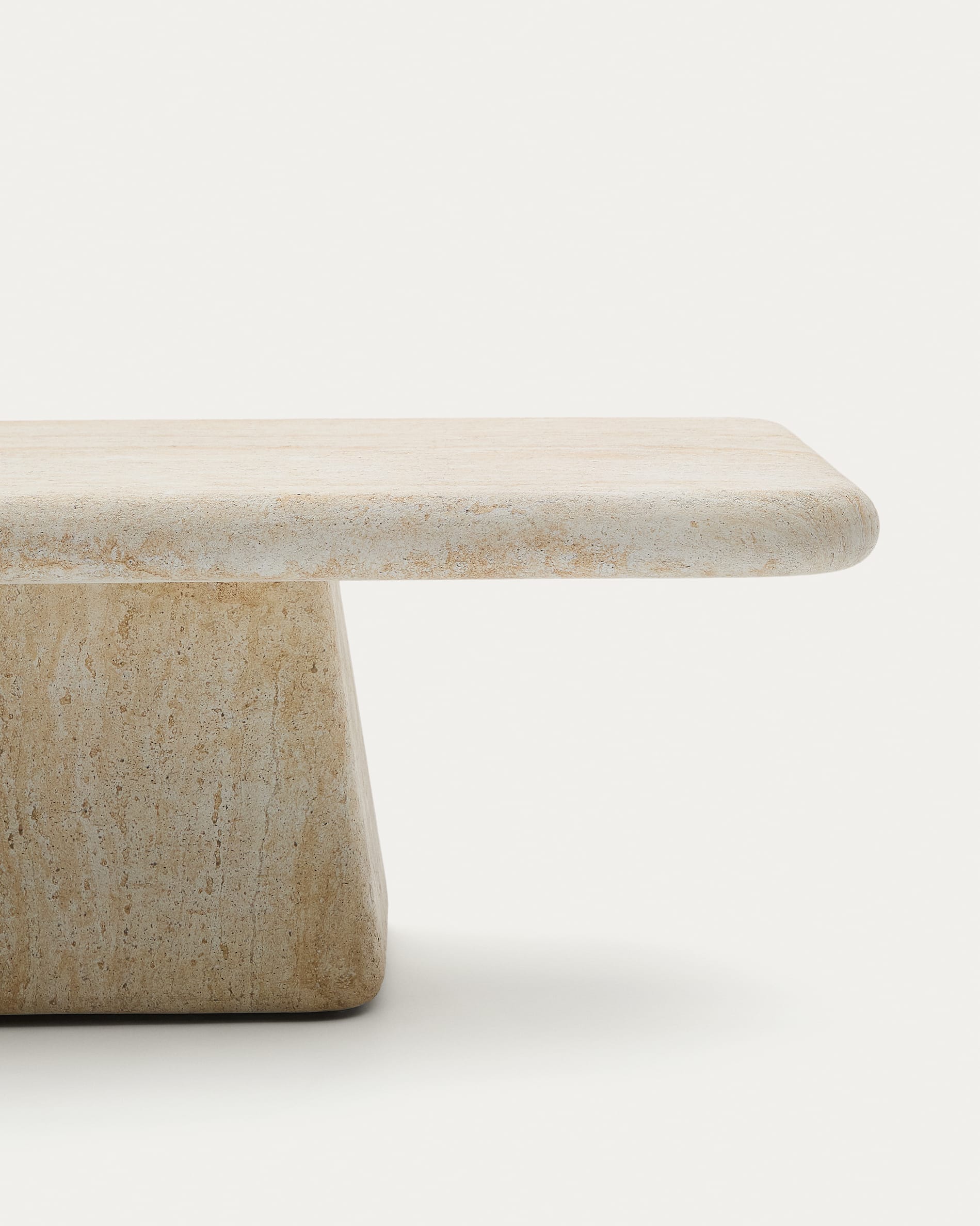 Moderner Couchtisch Drasi aus Zement in Travertinoptik, 140 x 70 cm, von Kave Home. Ideal für stilvolle und zeitgemäße Wohnräume.