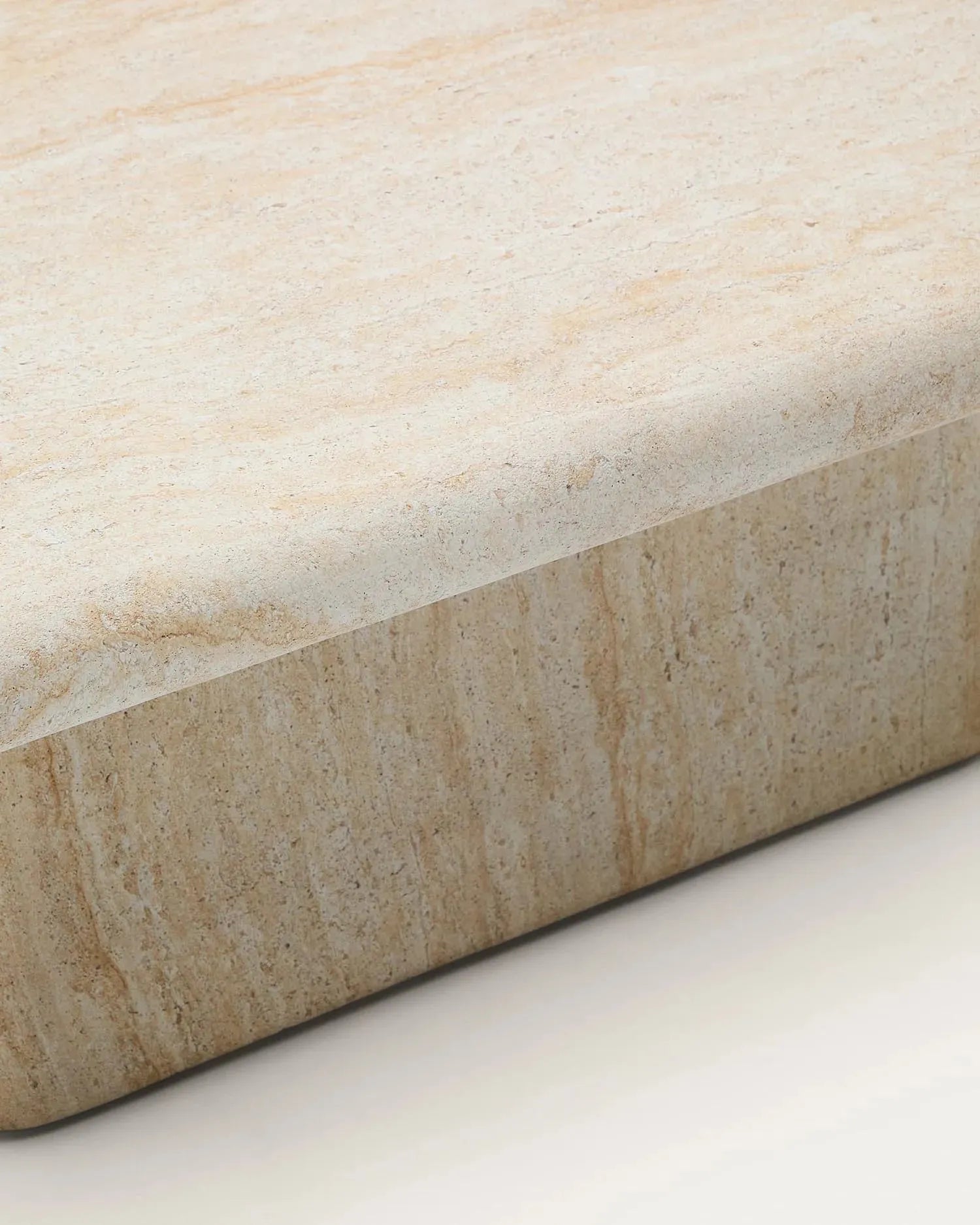 Eleganter Couchtisch Drasi aus Zement in Travertinoptik, 140 x 70 cm, von Kave Home. Perfekt für moderne und stilvolle Wohnräume.