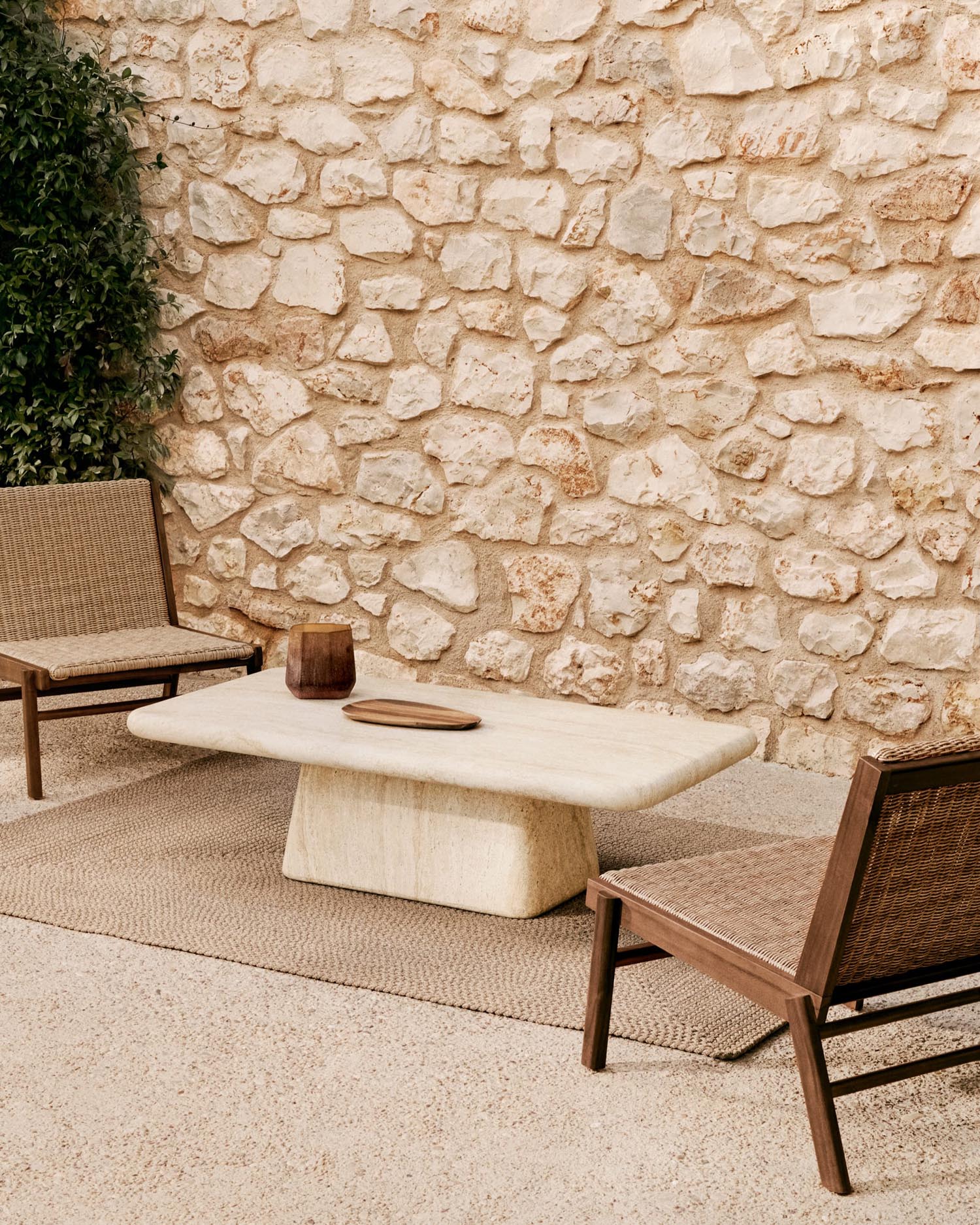Moderner Couchtisch Drasi aus Zement in Travertinoptik, 140 x 70 cm, von Kave Home. Stilvoll und robust für Ihr Wohnzimmer.