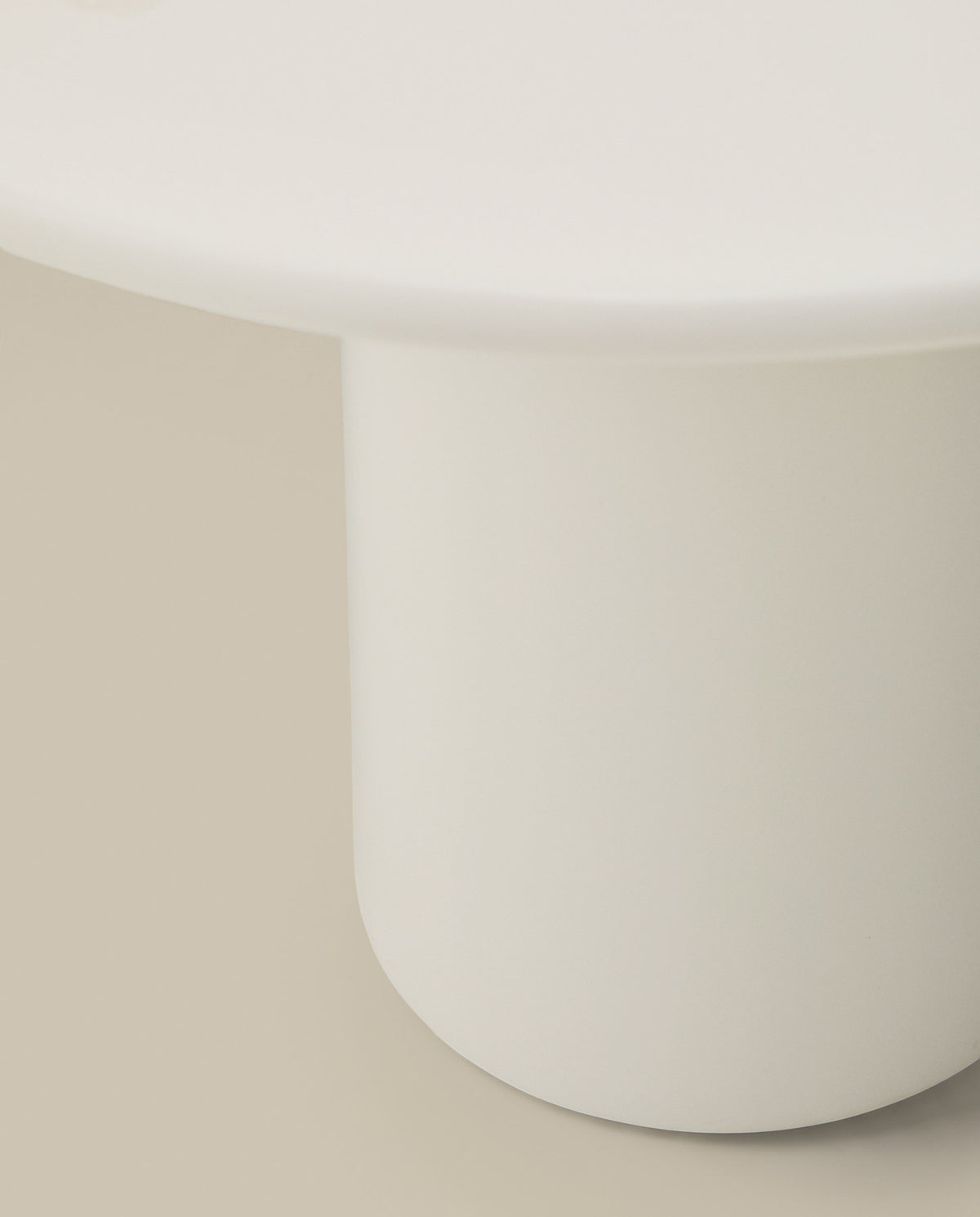Couchtisch Albanella aus Zement mit glänzend weissem Finish Ø 65 cm in Weiss präsentiert im Onlineshop von KAQTU Design AG. Loungetisch ist von Kave Home