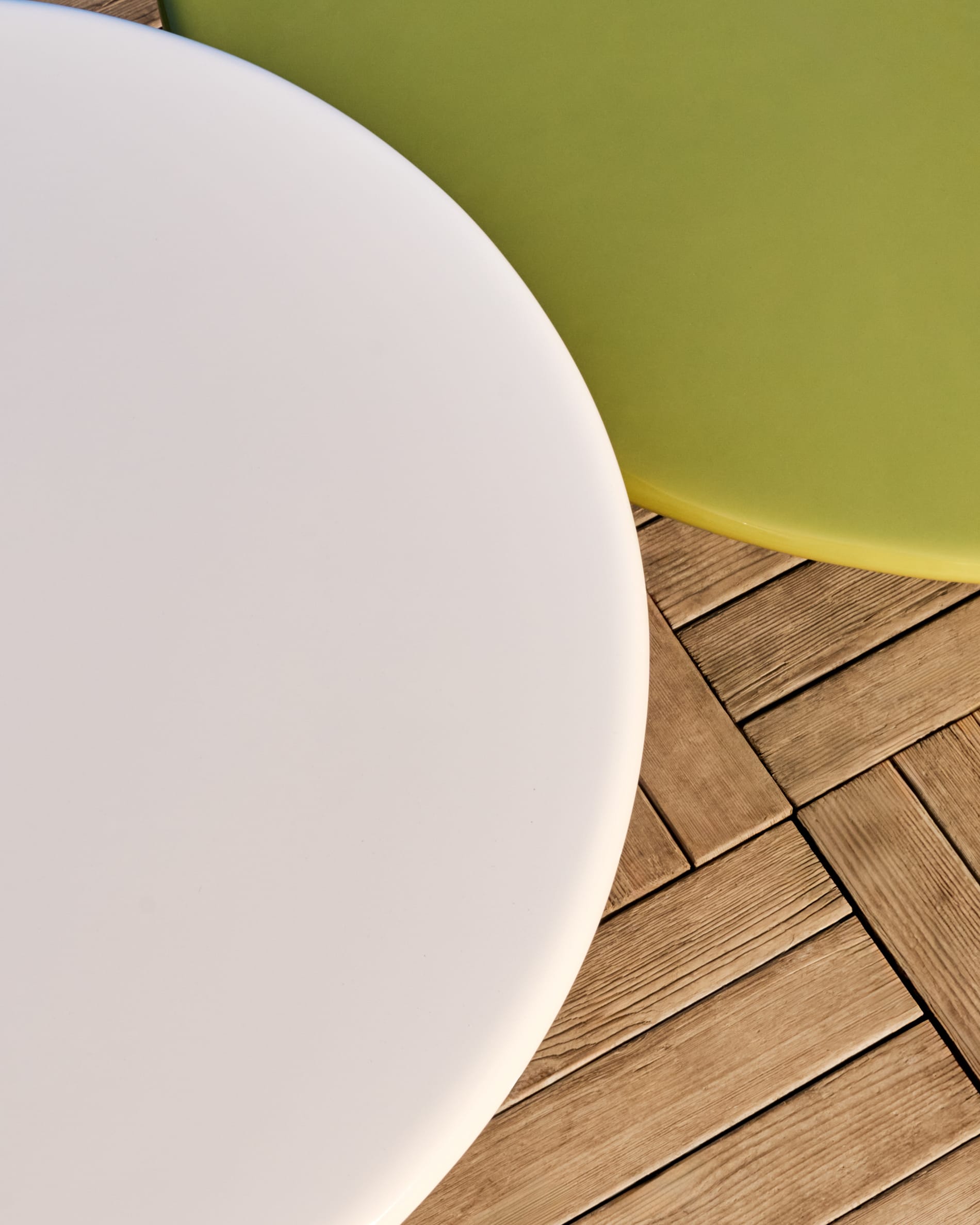 Eleganter Couchtisch Albanella aus Zement mit weißem Glanzfinish, Ø 65 cm, modern und hochwertig, von Kave Home.