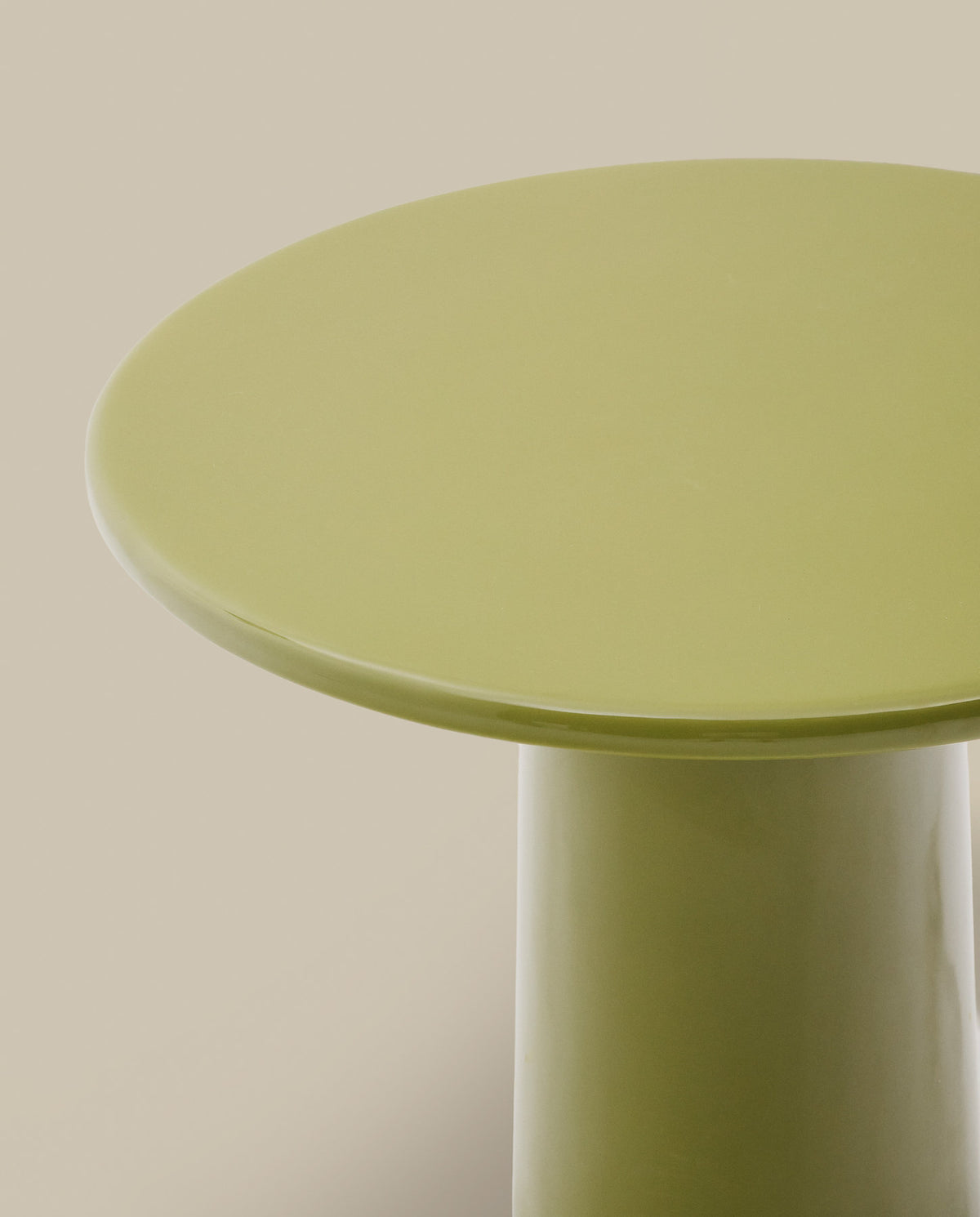 Couchtisch Albanella aus Zement mit glänzend grünem Finish Ø 65 cm in Grün präsentiert im Onlineshop von KAQTU Design AG. Loungetisch ist von Kave Home
