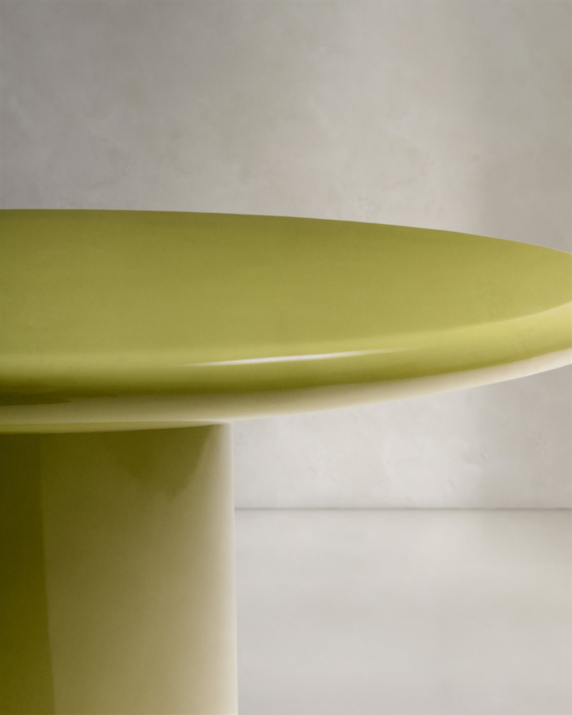 Eleganter Couchtisch aus Zement mit grünem Glanz-Finish, 65 cm Durchmesser, perfekt für modernes und stilvolles Wohndesign.
