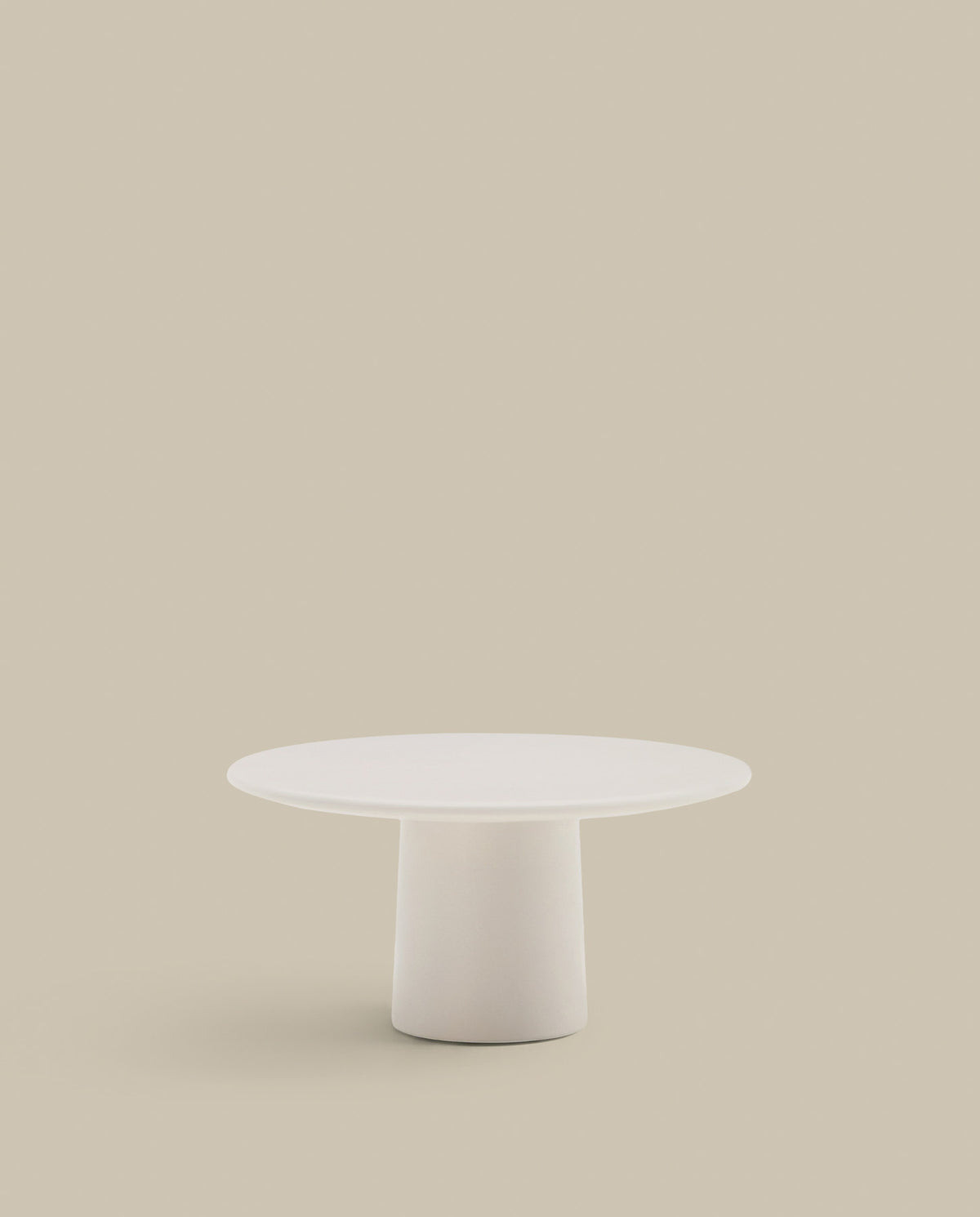 Couchtisch Albanella aus Zement mit glänzend weissem Finish Ø 85 cm in Weiss präsentiert im Onlineshop von KAQTU Design AG. Loungetisch ist von Kave Home