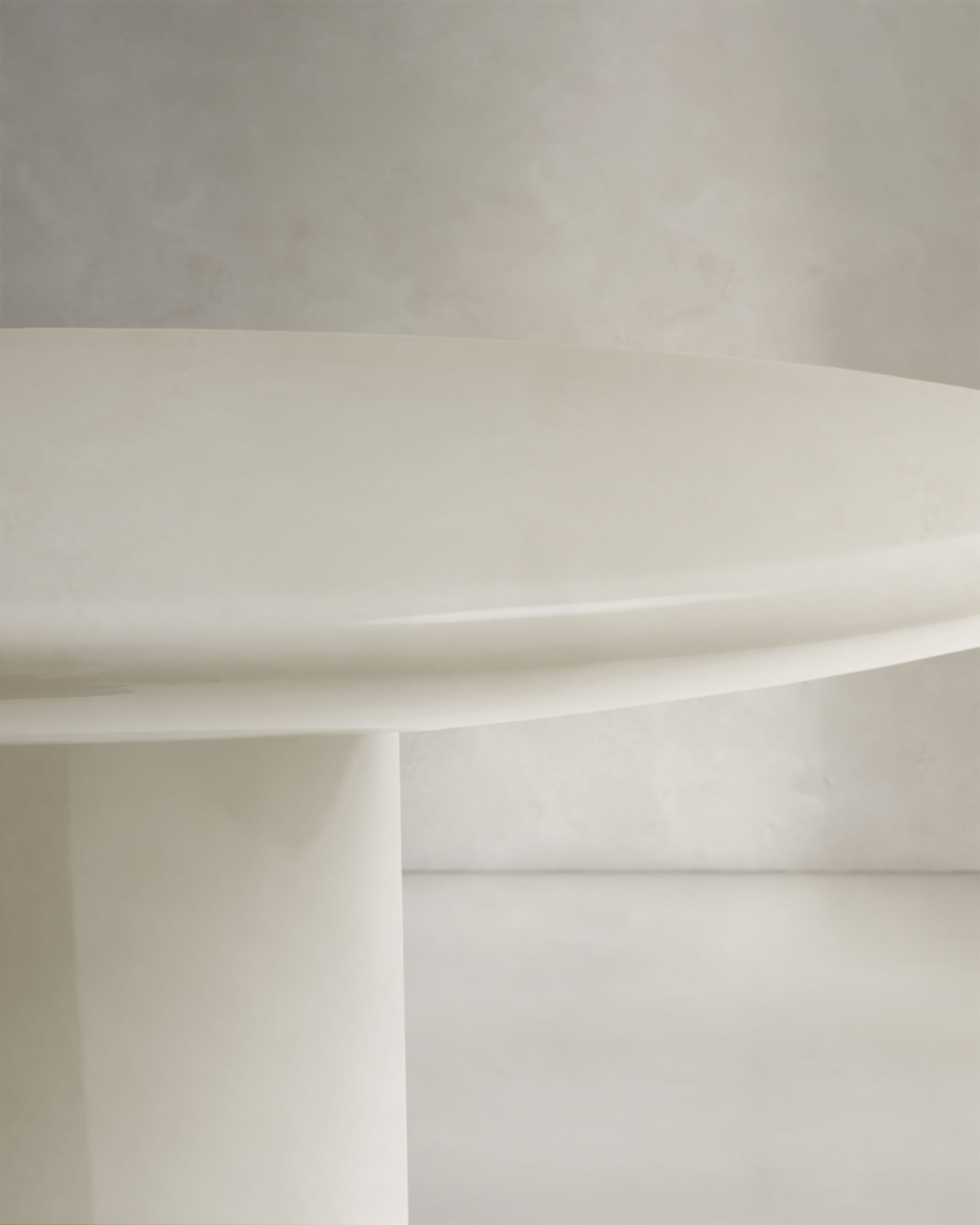 Eleganter Couchtisch Albanella aus Zement, Ø 85 cm, glänzend weiß, perfekt für moderne und stilvolle Wohnräume.