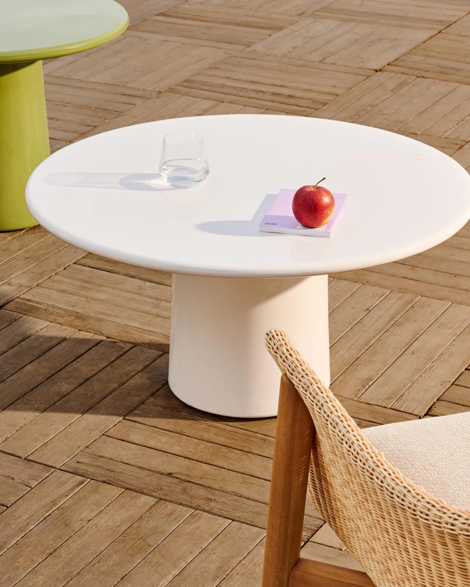Moderner Couchtisch Albanella, Ø 85 cm, aus Zement mit glänzend weißem Finish, ideal für stilvolle Wohnräume.