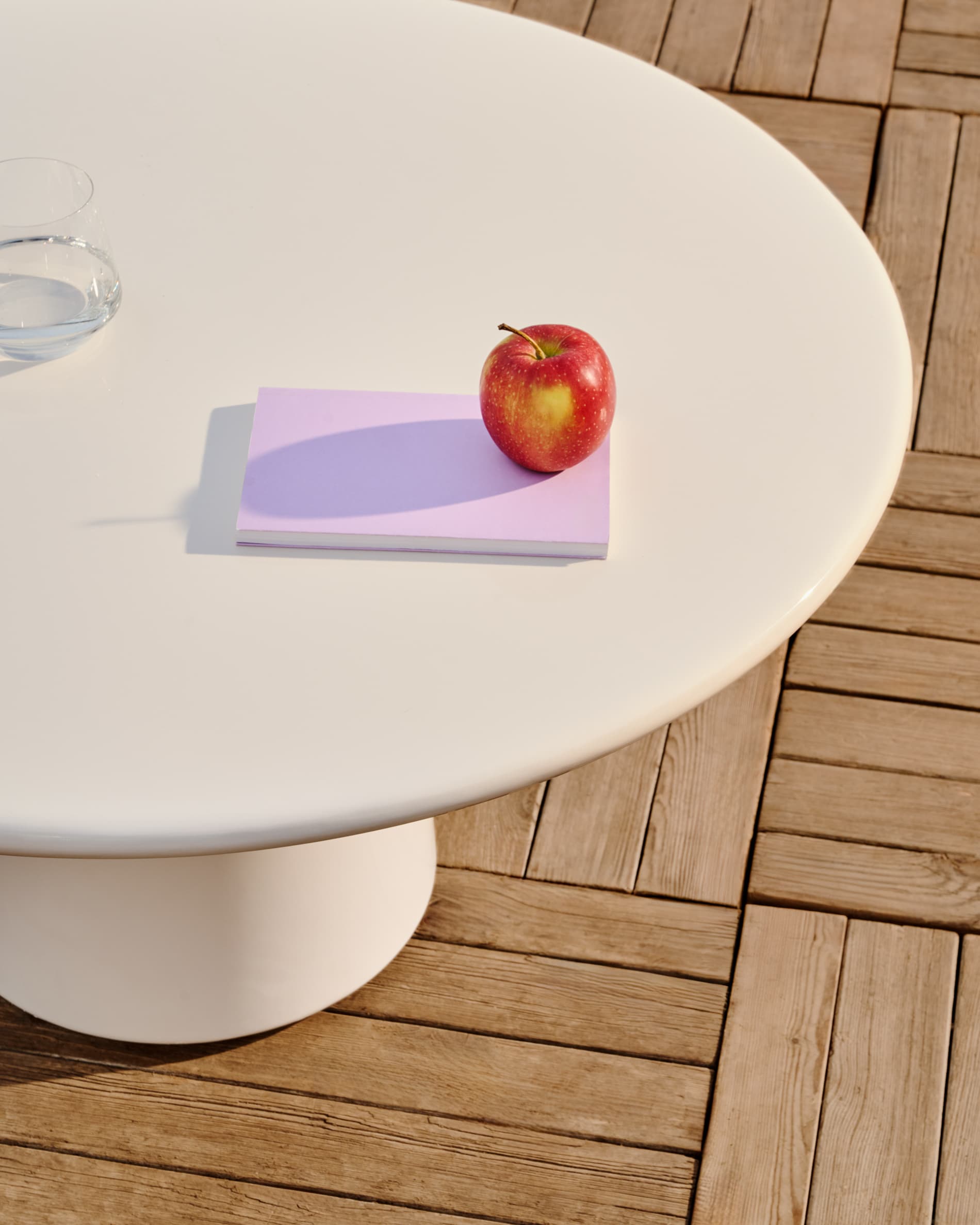 Eleganter Couchtisch Albanella aus Zement, Ø 85 cm, mit glänzend weißem Finish, perfekt für moderne Wohnräume.