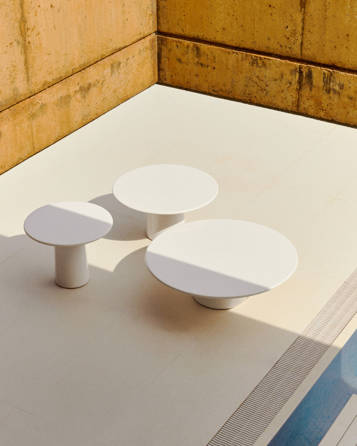 Couchtisch Albanella aus Zement mit glänzend weissem Finish Ø 85 cm in Weiss präsentiert im Onlineshop von KAQTU Design AG. Loungetisch ist von Kave Home