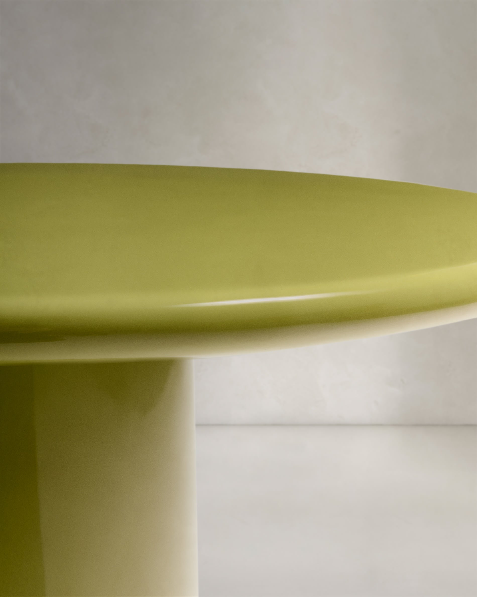 Eleganter Couchtisch Albanella, Ø 85 cm, aus Zement mit grünem Glanzfinish, perfekt für moderne und stilvolle Wohnbereiche.