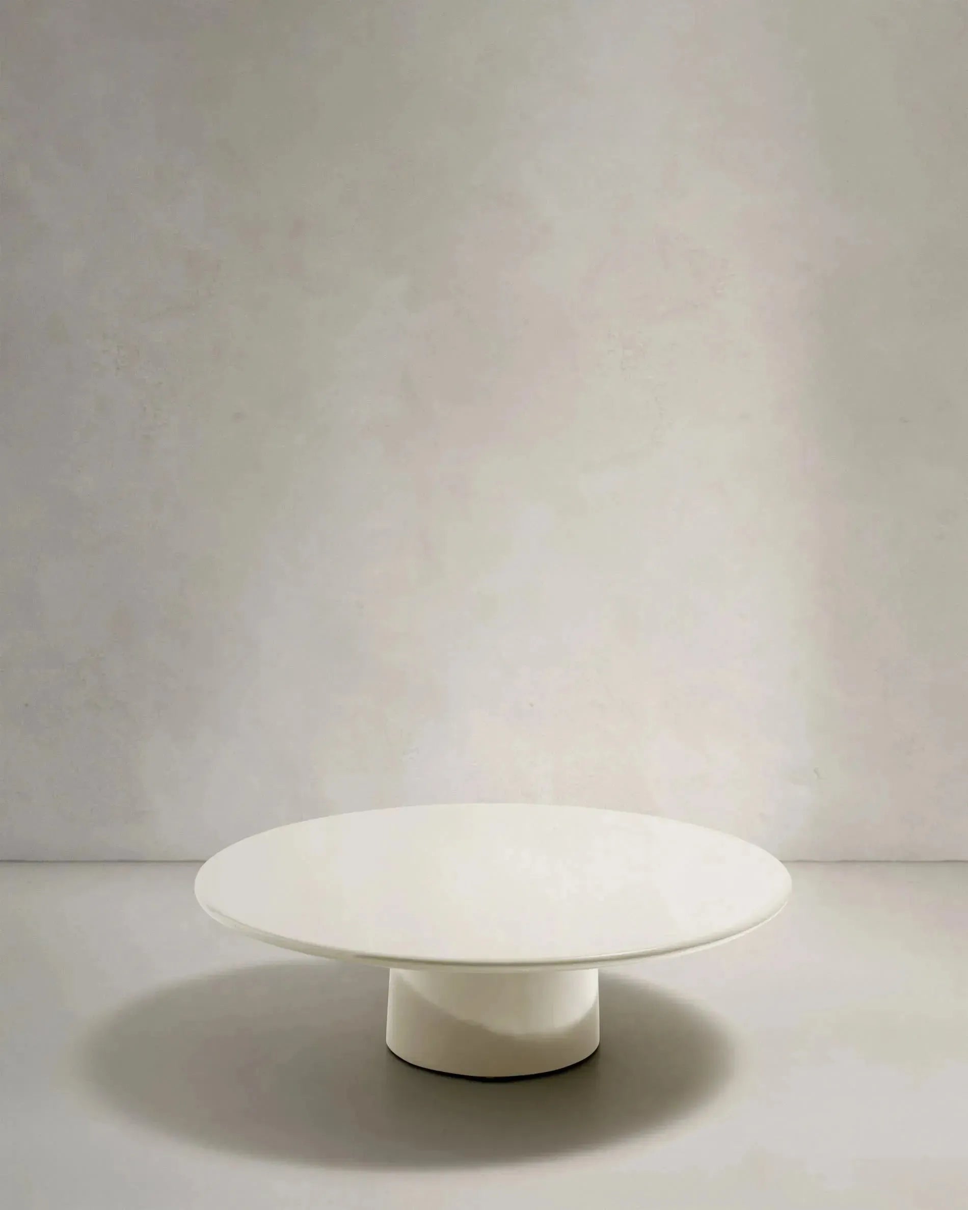 Moderner Couchtisch Albanella aus Zement mit glänzend weißem Finish, Ø 110 cm, stilvoll und robust von Kave Home.