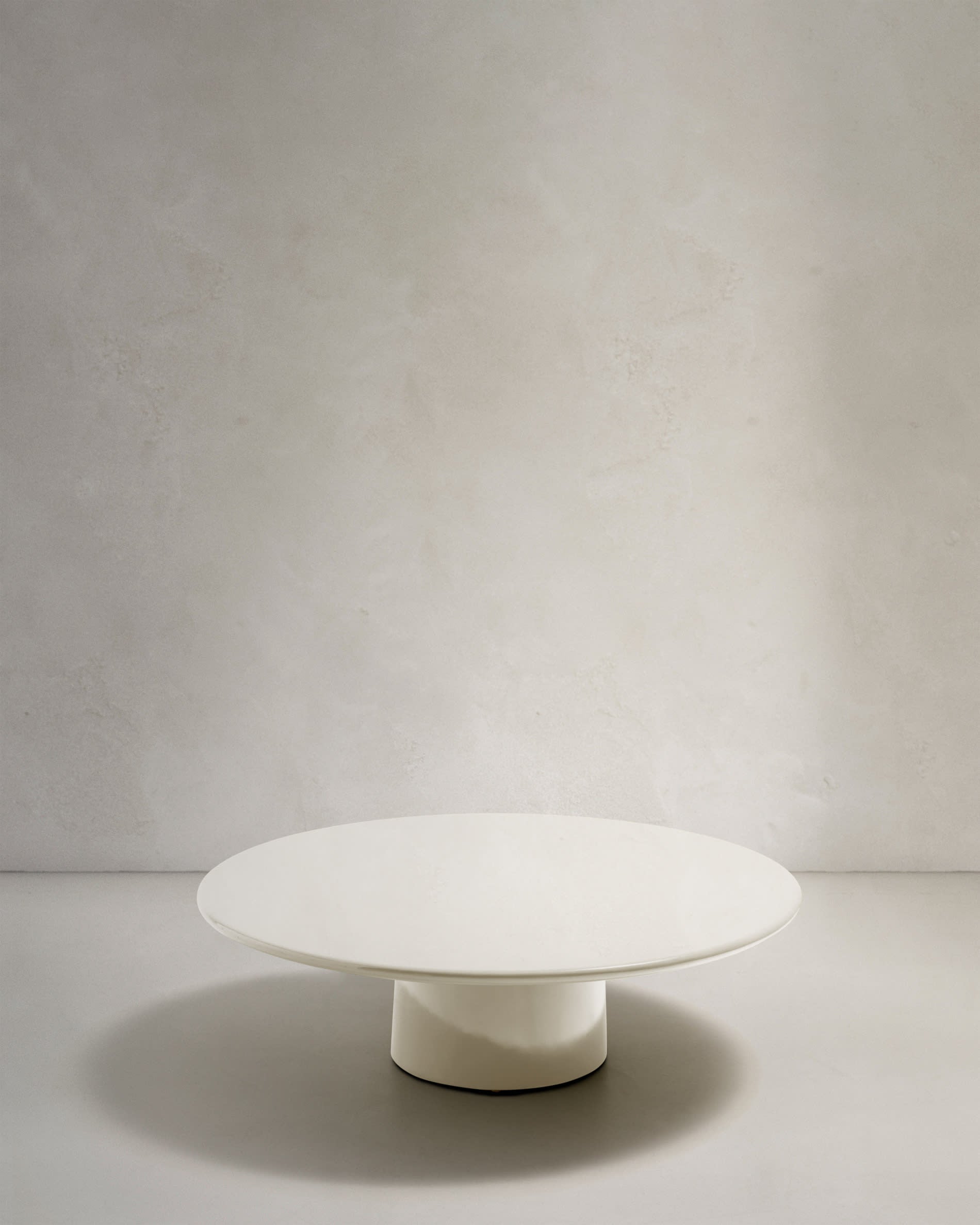 Moderner Couchtisch Albanella aus Zement mit glänzend weißem Finish, Ø 110 cm, stilvoll und hochwertig von Kave Home.