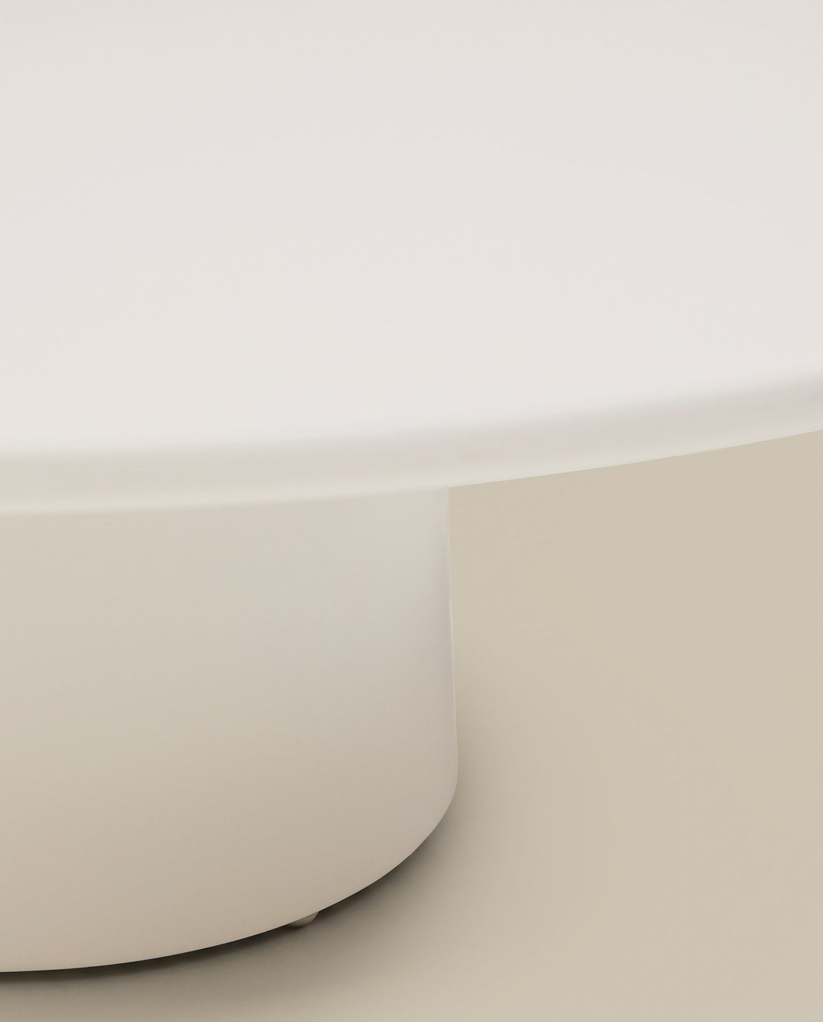 Couchtisch Albanella aus Zement mit glänzend weissem Finish Ø 110 cm in Weiss präsentiert im Onlineshop von KAQTU Design AG. Loungetisch ist von Kave Home